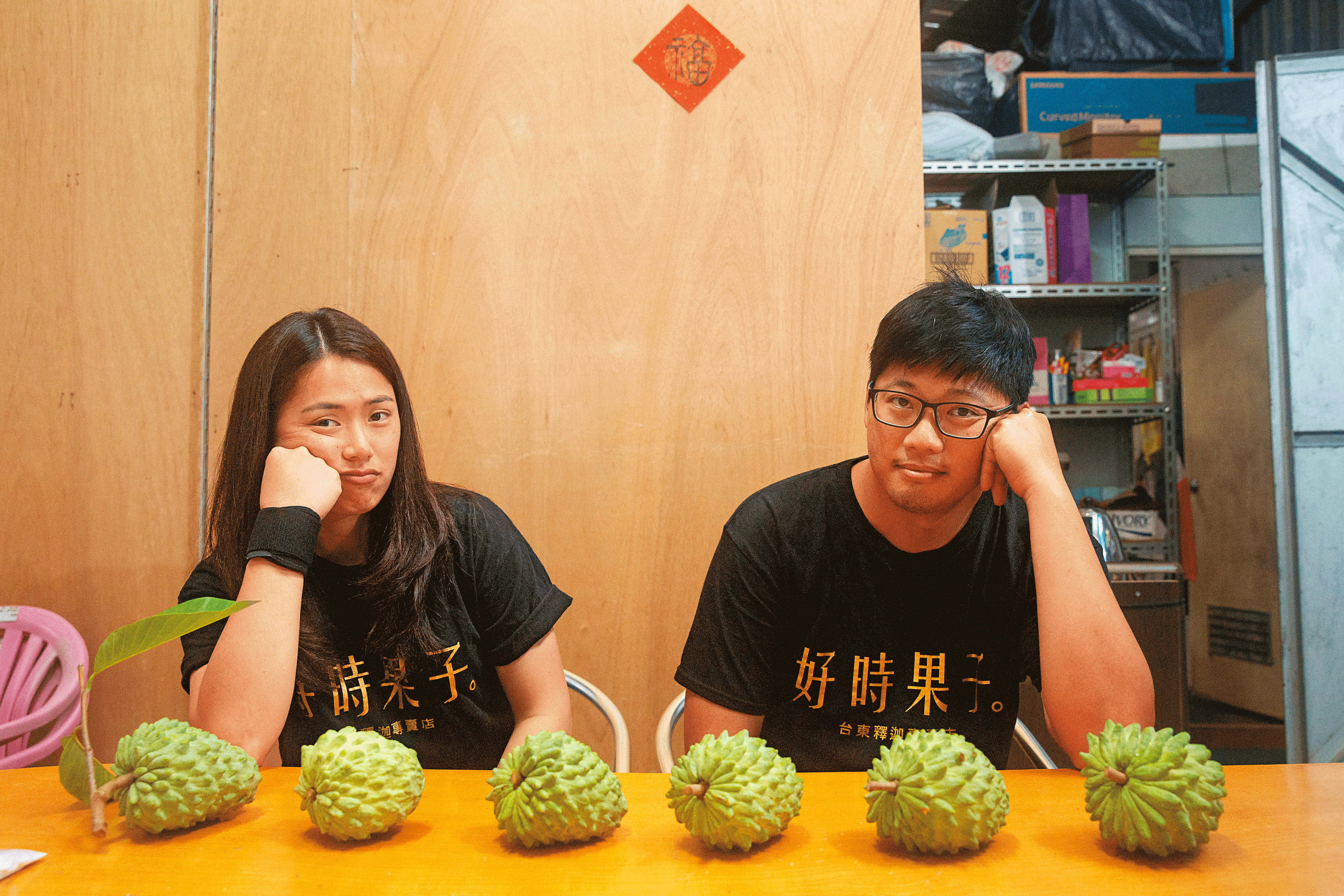 今年33歲的林沛縈(左)和謝謹鴻(右),研究所畢業後回來家中果園接班,這2年逐漸站穩腳步,卻碰上中國市場被禁,今年水果不知能銷往何處。