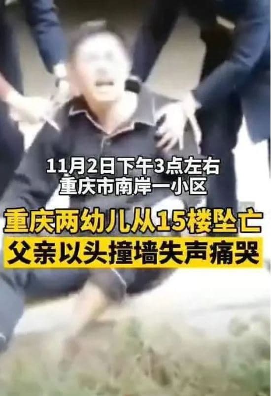 狠父殺死孩子後，當時還坐在地上大哭，甚至用頭撞牆，把臉都撞爛了。（翻攝自微博）