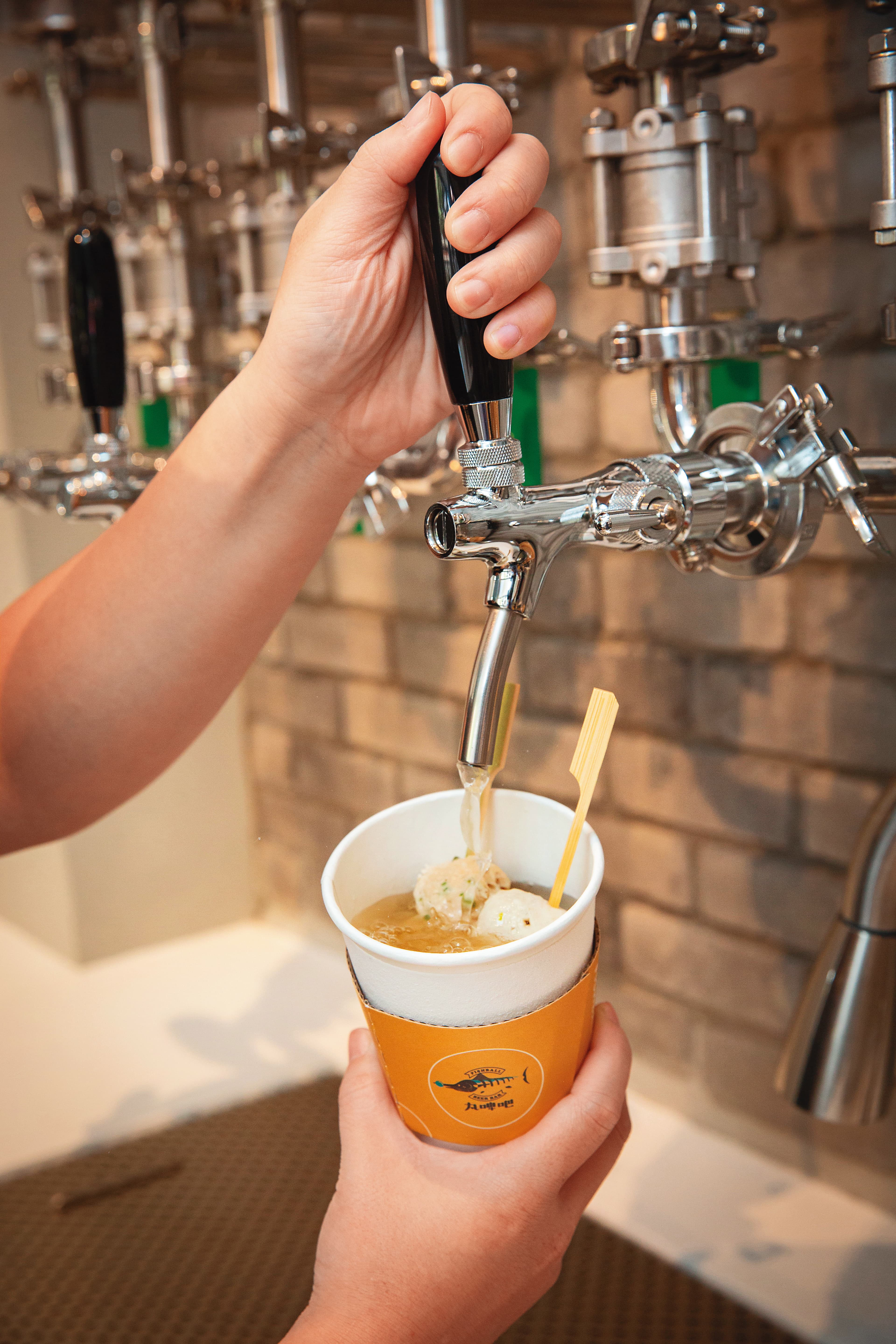 店面空間為狹長型,林耀邦想到出湯與飲料可透過管線從3樓直通1樓,讓1樓店面空間更寬敞。(魚丸湯,120元/2串)