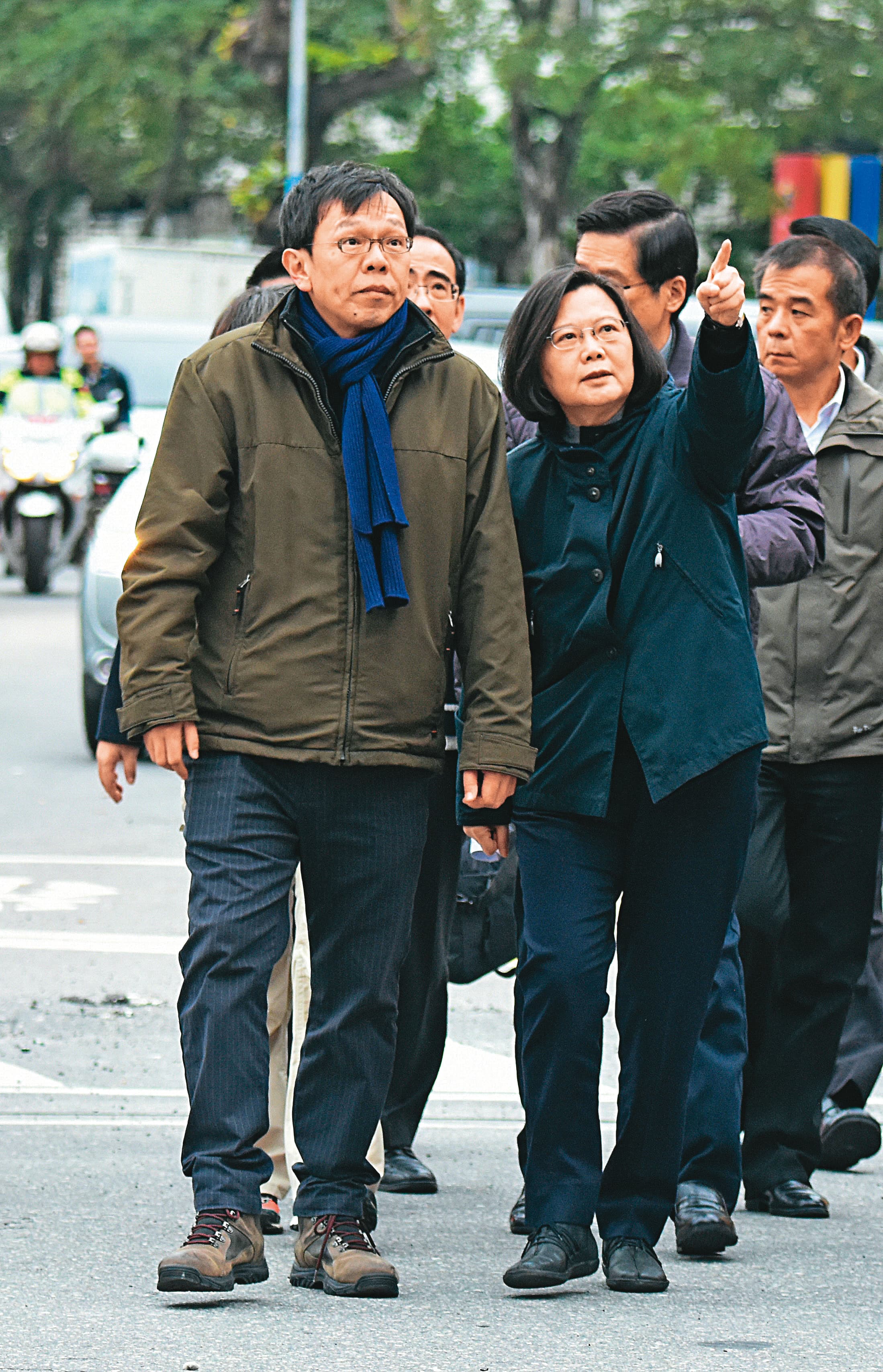2018年花蓮強震,蔡英文在時任總統府副祕書長姚人多陪同下,視察救災情況。(資料照片)