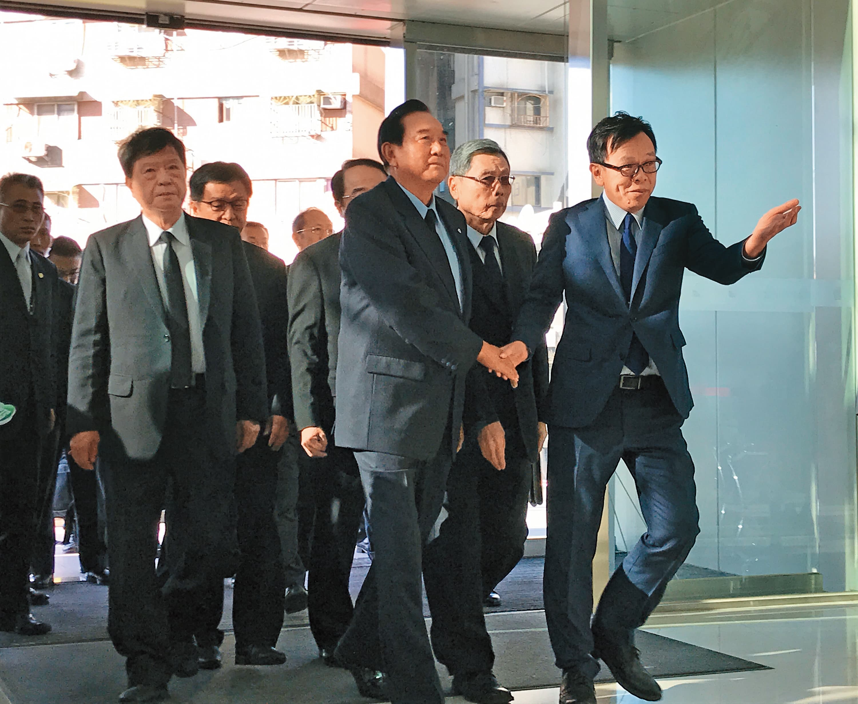 海基會前董事長江丙坤2018年底辭世,海協會前會長陳雲林抵台弔唁,由姚人多接待。(中央社)