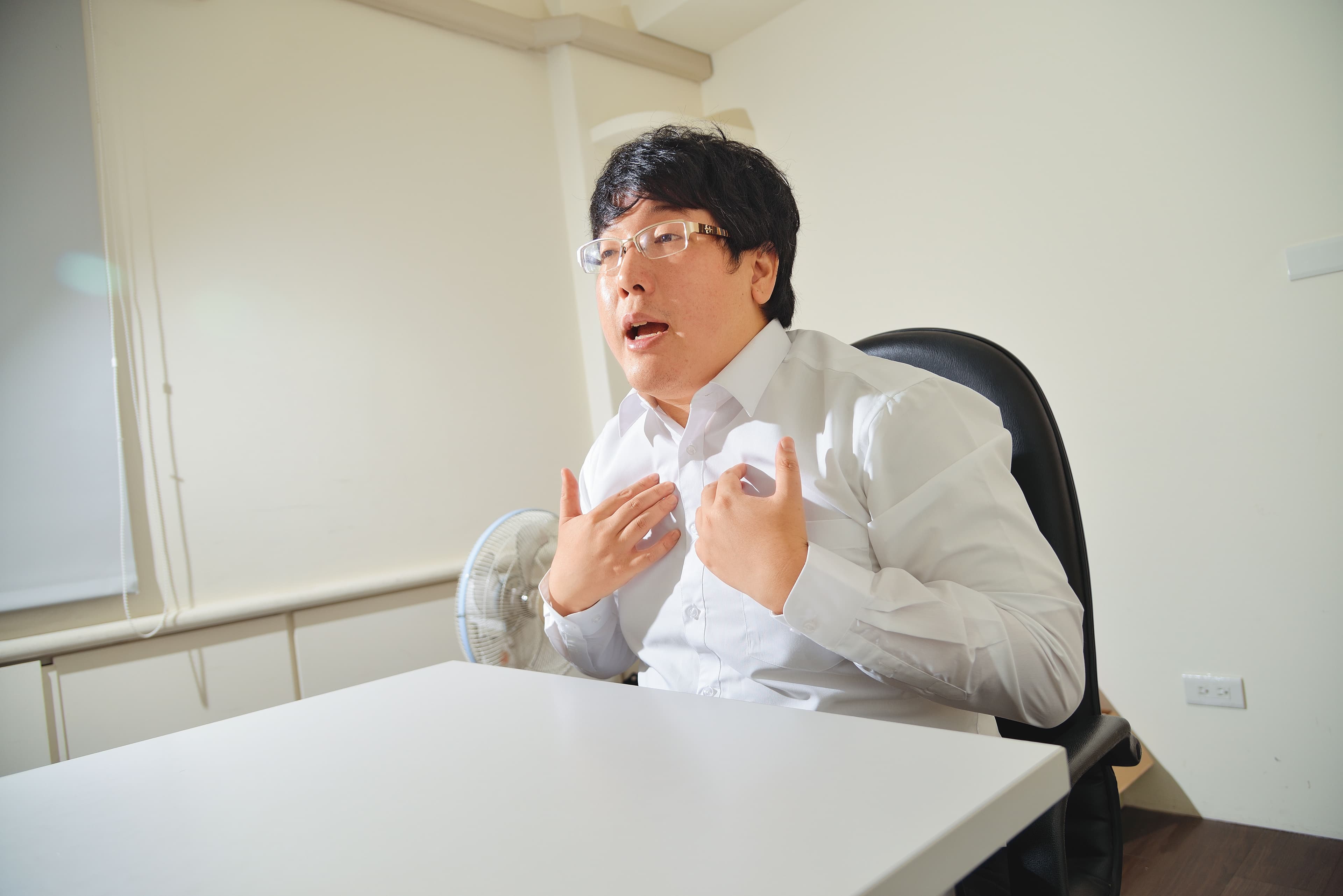 律師陳明清強調，不少數位性暴力受害人因訴訟過程經歷2次傷害而退出。（李智為攝）