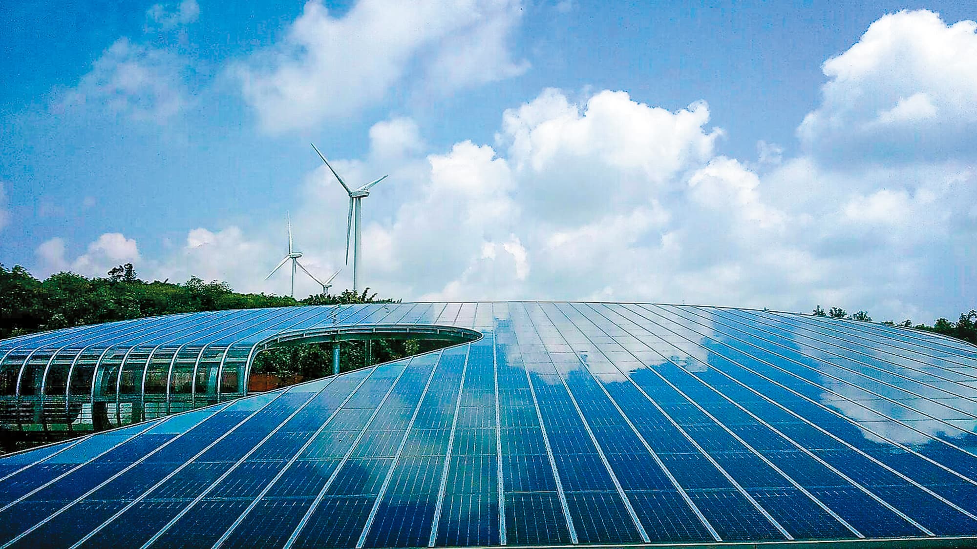 近年政府雖力推再生能源,無論是地面型光電或是離岸風電,面臨農民、漁民及環保團體的抗爭,導致裝置容量發展不如預期。(台電提供)