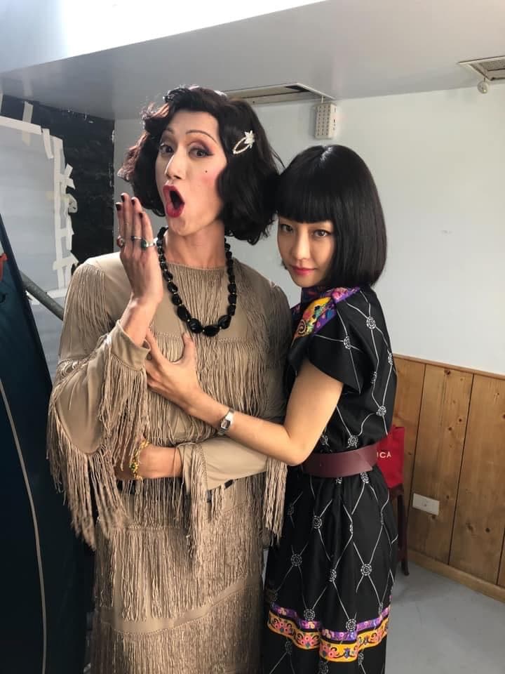 昨謝欣穎在臉書分享和吳慷仁飾演的第三性公關的掐奶照。（翻攝謝欣穎臉書）
