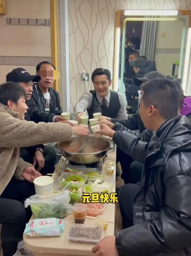 12月31日黃曉明與員工一起吃火鍋跨年,又大手筆送了許多新年禮物。(微博圖片)