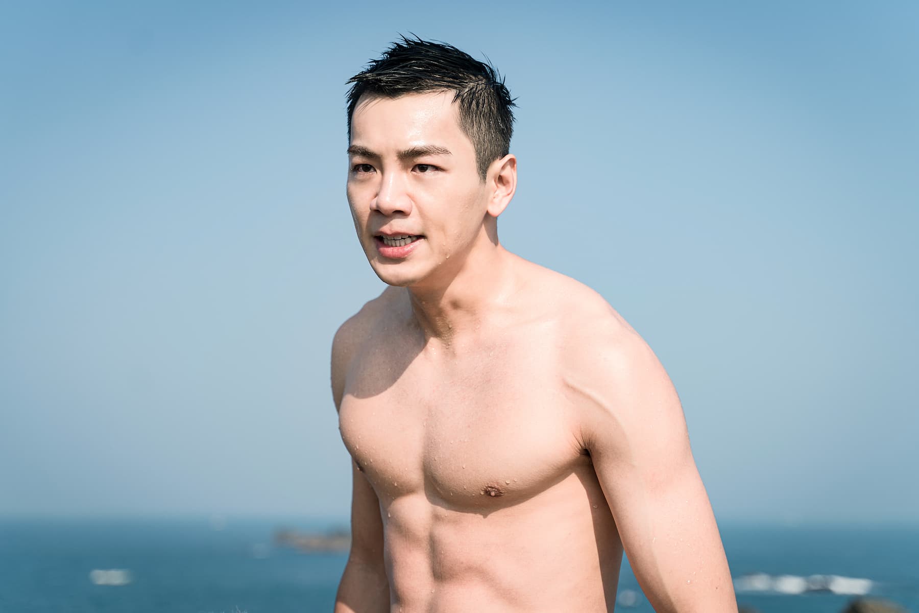 禾浩辰飾演人魚界第一美尾徐仁宇,莫名被召喚上陸地,為了尋找被迫上岸的原因,霸道讓蔡凡熙收養他。(羚邦集團提供)