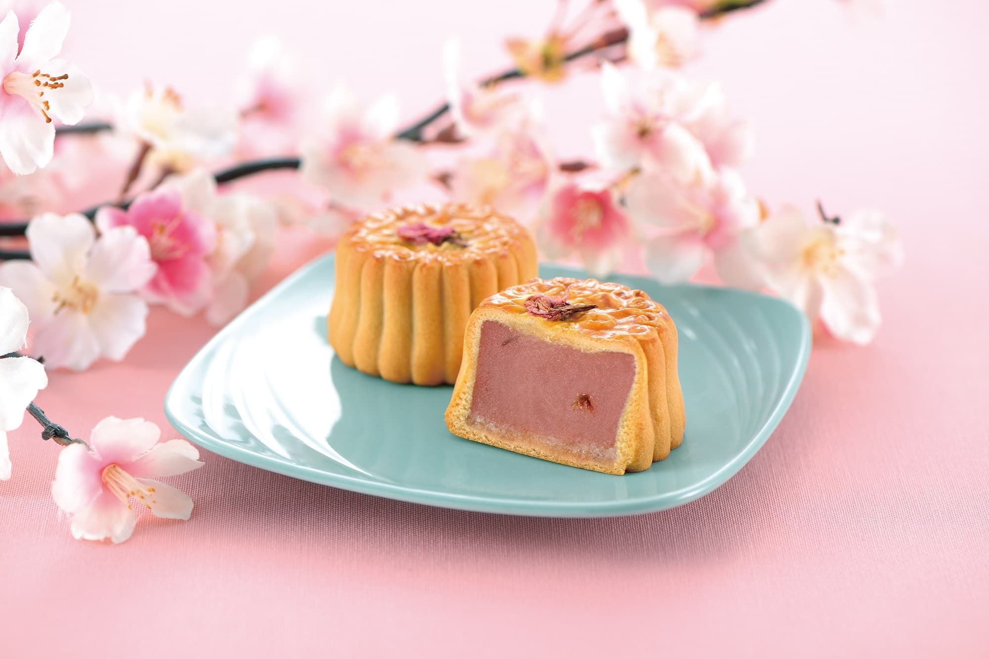 Klook賞櫻便當,還包括自日本空運來台的限量「櫻花和菓子」。(Klook提供)