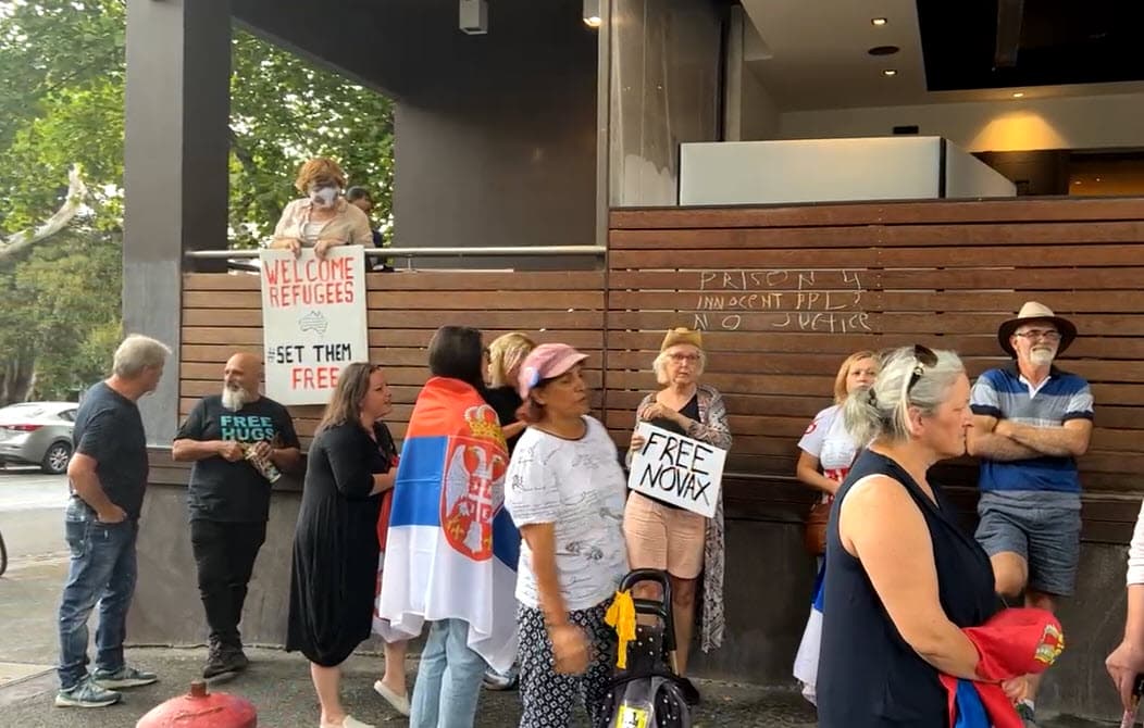 反疫苗的球迷在旅館外抗議，要求政府釋放喬科維奇，通通沒戴口罩。（翻攝Cait Kelly推特）