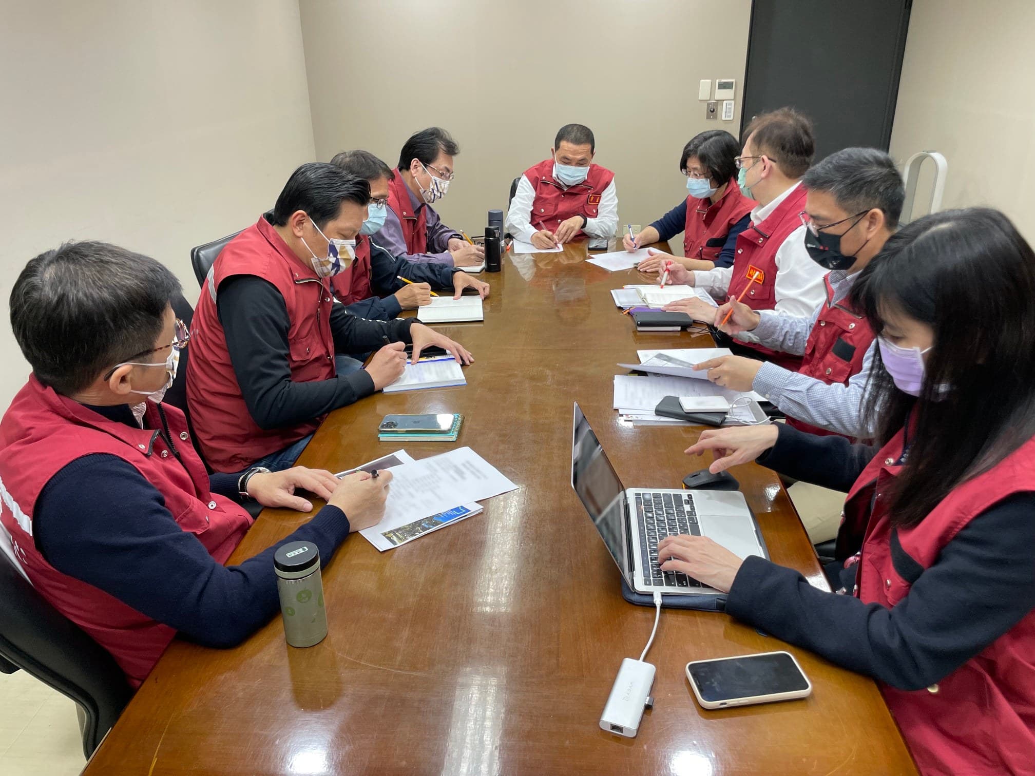 侯友宜宣布,即日起無論拍照、唱歌時,或是在無法保持距離的場合,不分室內室外,請務必戴上口罩。(翻攝自侯友宜臉書)