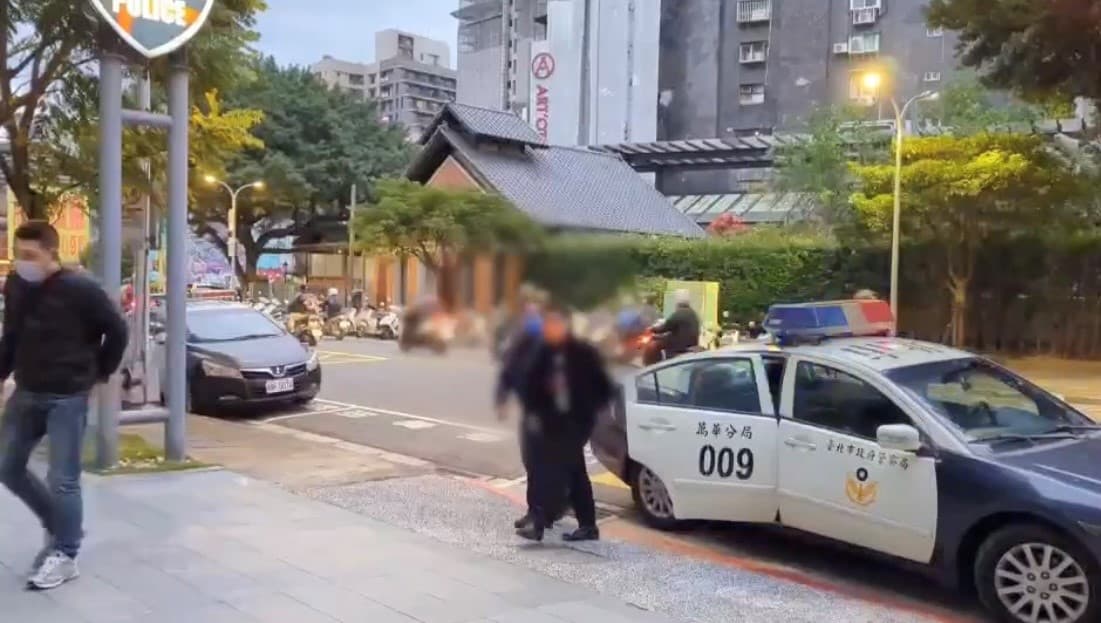 在警車尿尿的吳姓男子傍晚被警方查獲。(警方提供)