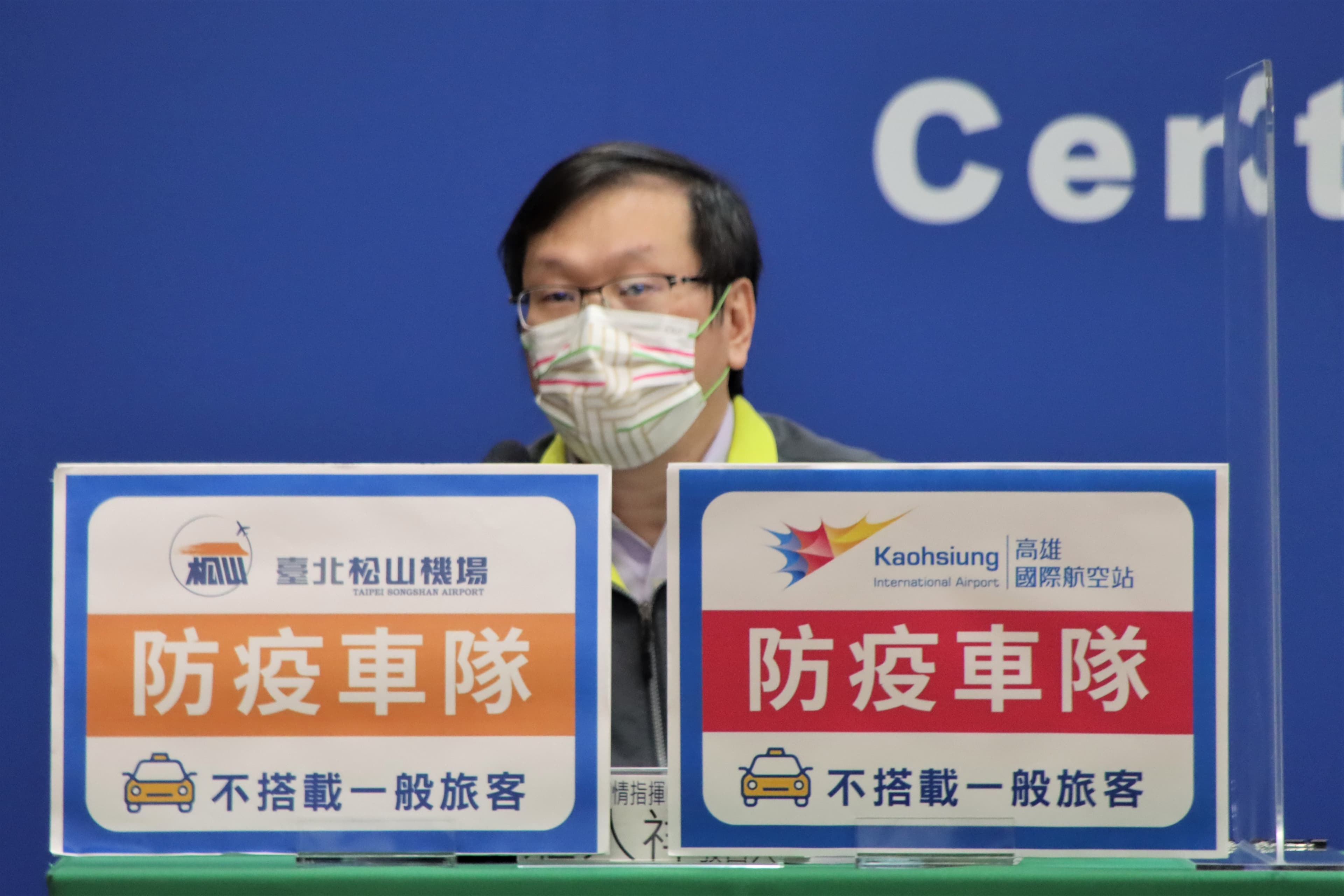 莊人祥說明防疫計程車的辨識貼紙。(指揮中心提供)