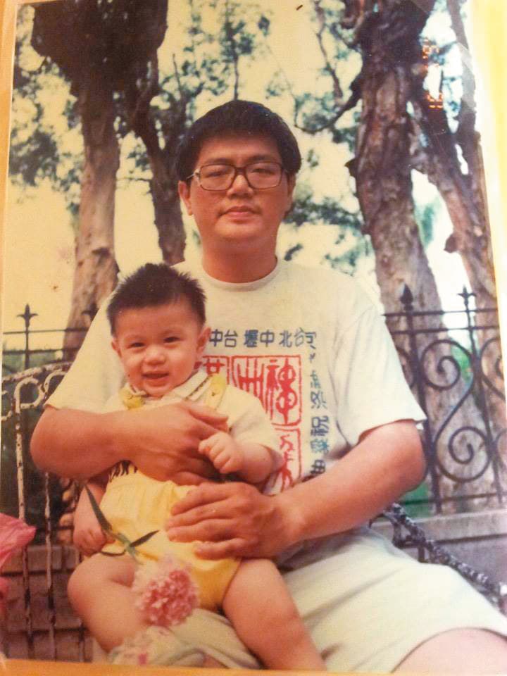呂政達年輕時父子合影。（王幼玲提供）