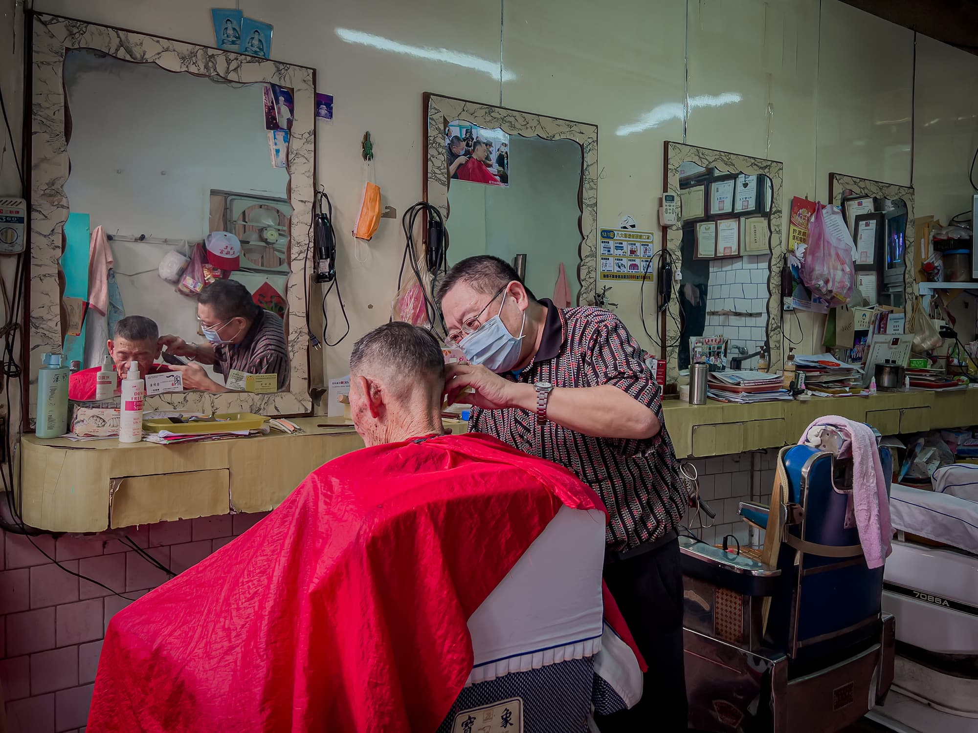 見證軍管時期生意榮景的「華華理髮店」,現在僅剩一位老闆林壬華。