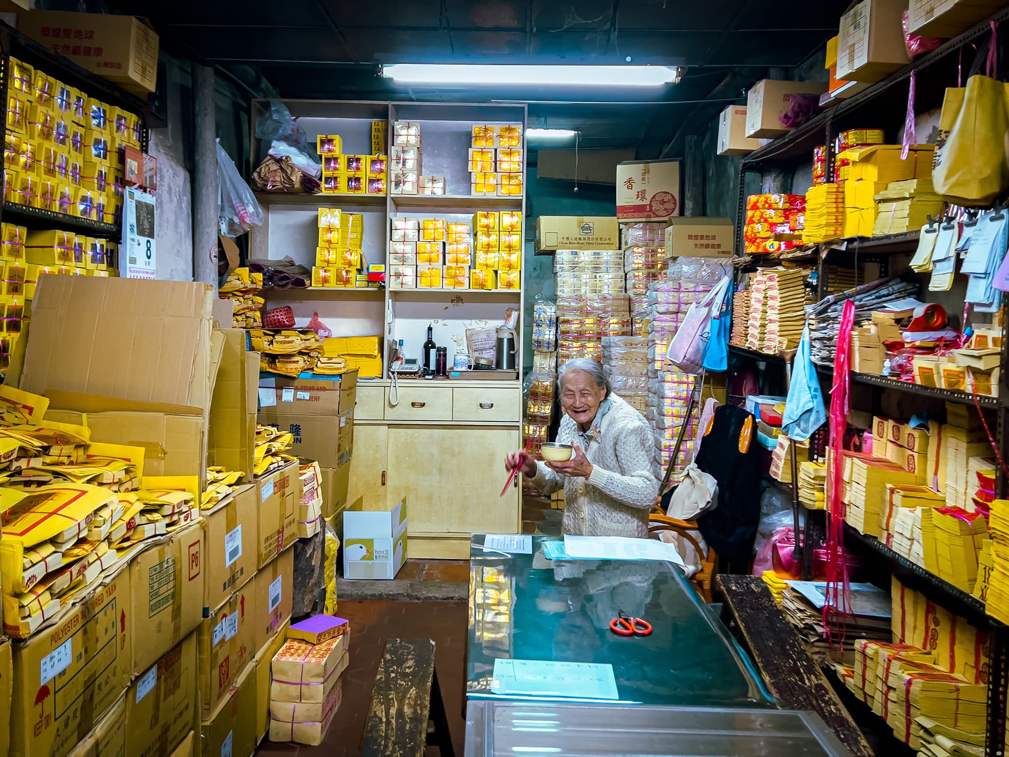 金紙店婆婆熱情示意我們走進去,還親切的問我們要不要一起吃東西?