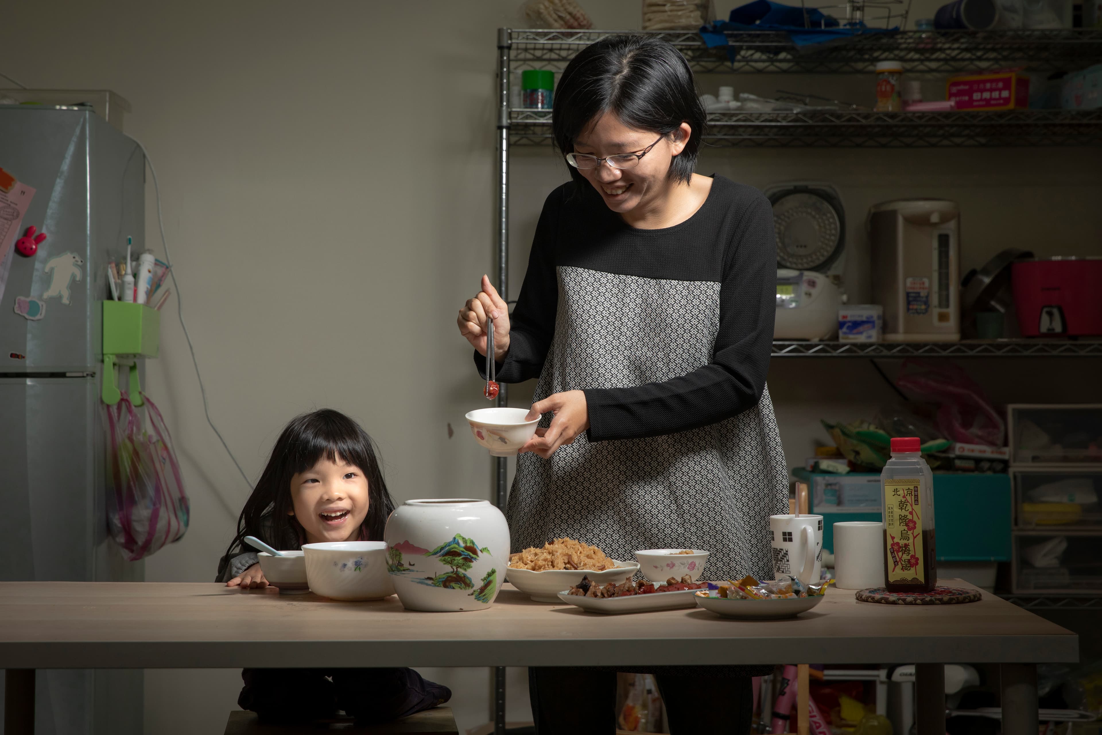 黃美華（右）年年在自己家和母親過年，自承並不了解其他媳婦面對年節的焦慮。