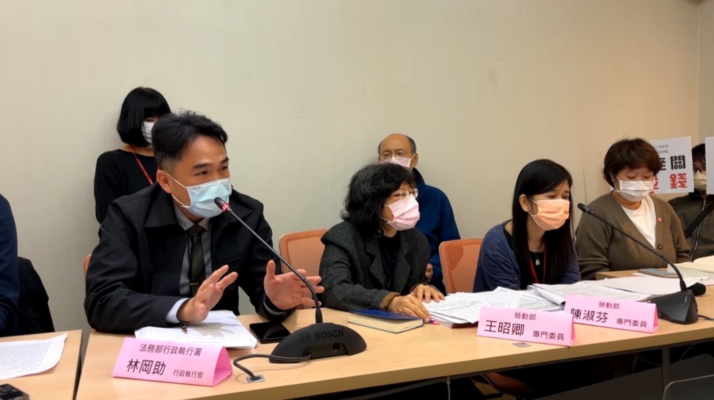 現場邀集相關單位針對公司積欠勞健退款項問題做出說明。(翻攝自林奕華臉書)
