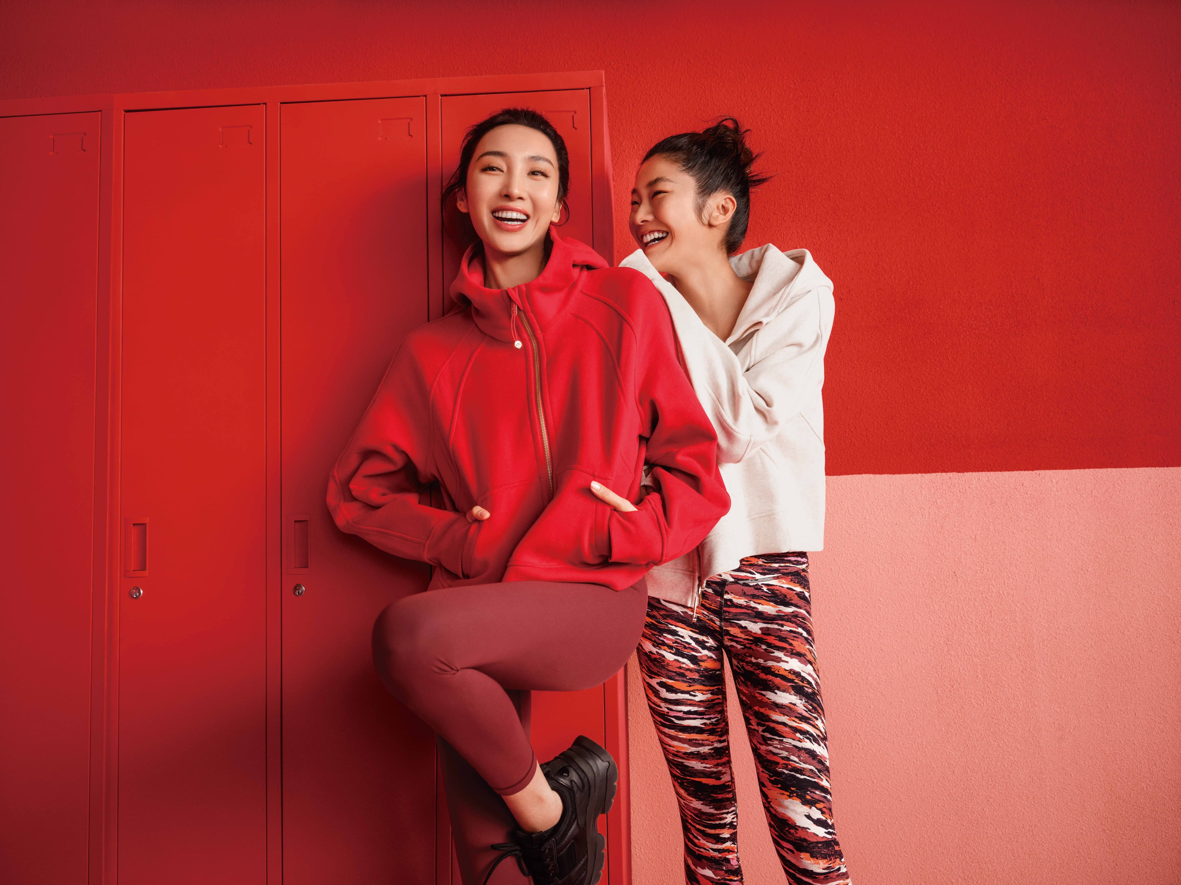 女孩們的新春系列，也很適合穿出門姐妹一起下午茶！ 左： Scuba Oversized Full Zip 短版拉鍊外套 NT$4,480、Wunder Train 高腰緊身褲 24” NT$3,480。右： Scuba Oversized Full Zip 短版拉鍊外套、NT$4,480 Align 24” 高腰瑜伽褲 NT$3,480 lululemon。（lululemon提供）
