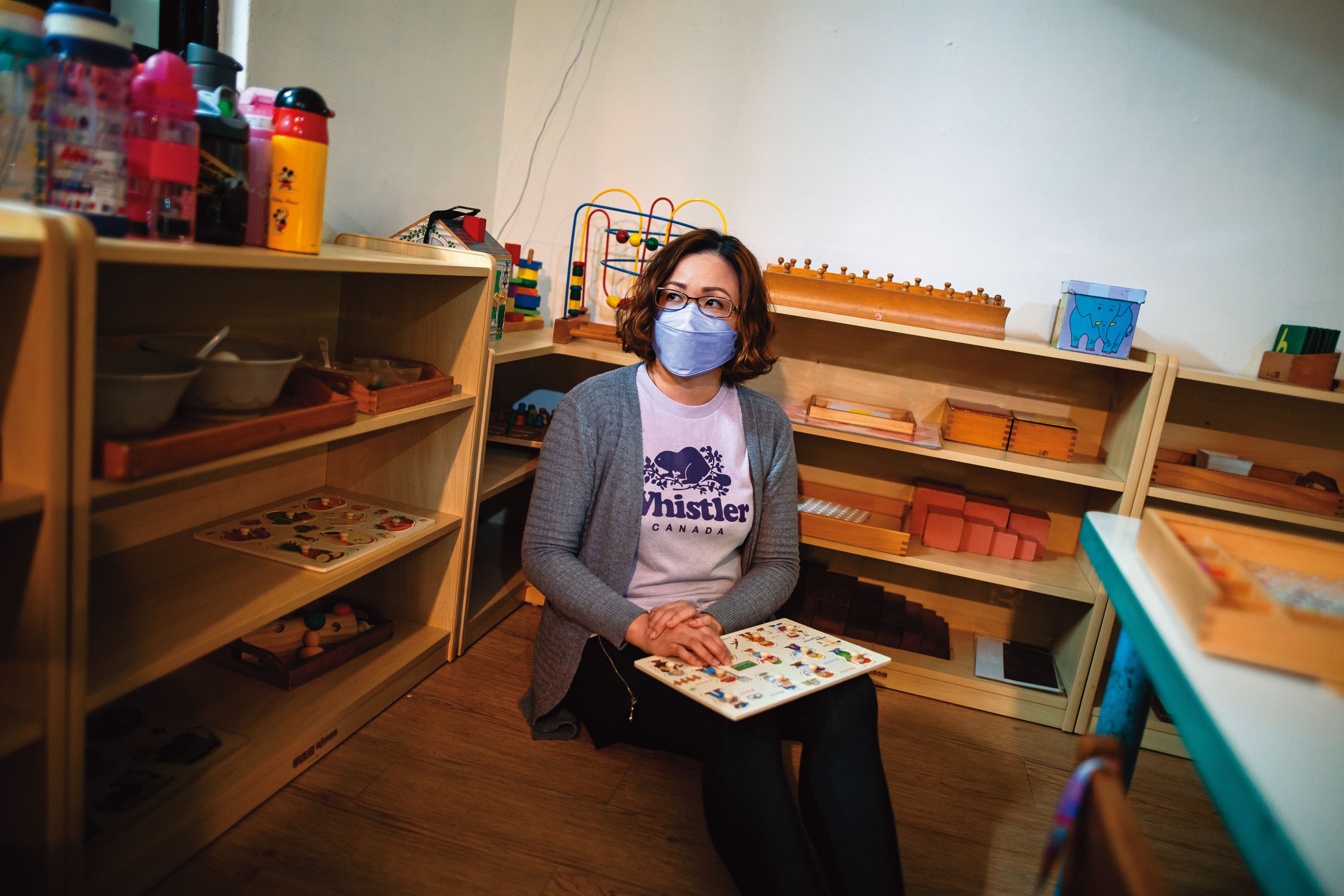 幼兒園因群聚感染事件引來媒體關注,過程中,主任Joyce協助各政府單位進行疫調,也挺身面對新聞媒體,說明幼兒園情況。