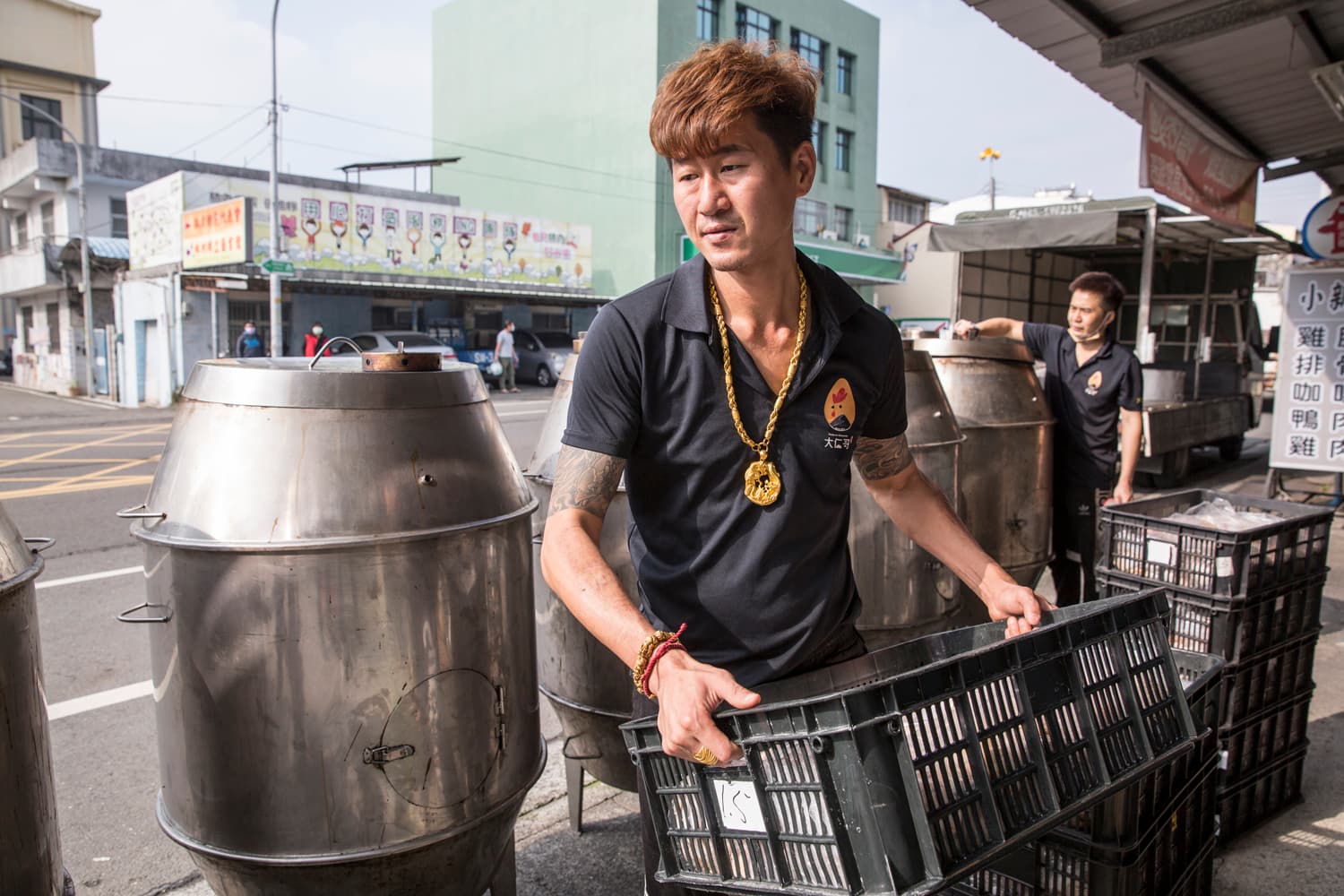 鄭敬仁擺攤賣桶仔雞，每次出攤都要搬沉重的桶子與食材等。