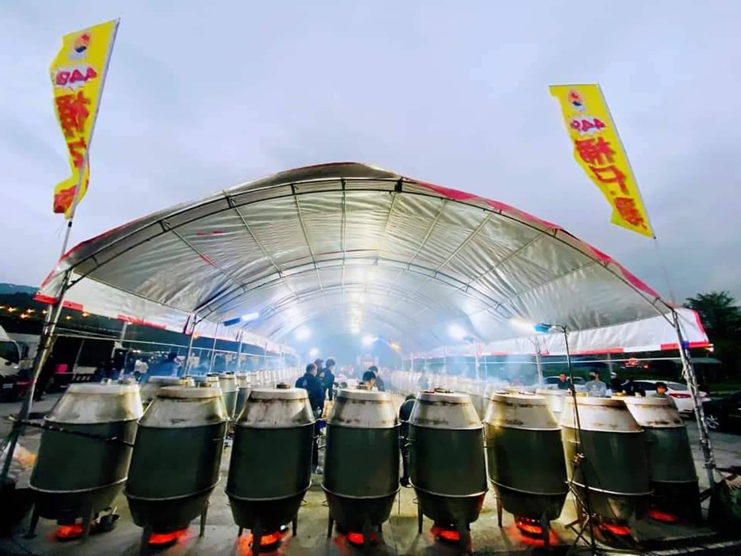 鄭敬仁最高紀錄曾在新北市樹林開爐40桶,賣出逾900隻烤雞。(鄭敬仁提供)