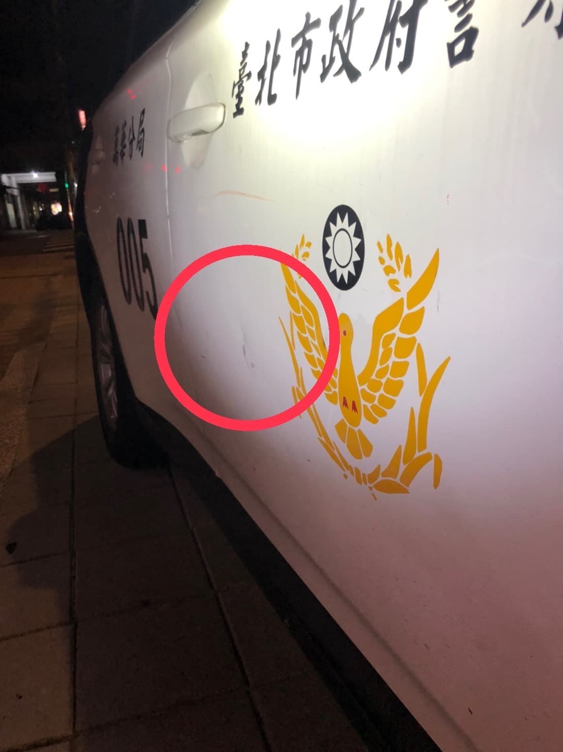 警車遭踹造成車門凹損。(翻攝畫面)