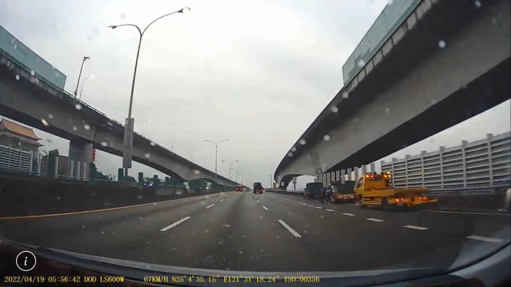 有網友行經該路段,發現路肩已有多部轎車受害等待救援。(翻攝畫面)