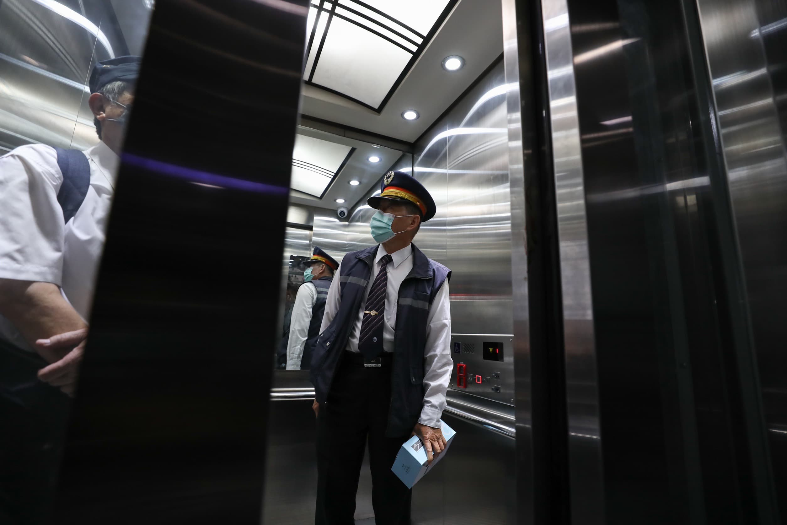 台灣鐵路工會發動會員於勞動節當天集體不加班，因此今日僅有少數台鐵員工上班；圖為高雄新左營站情形。