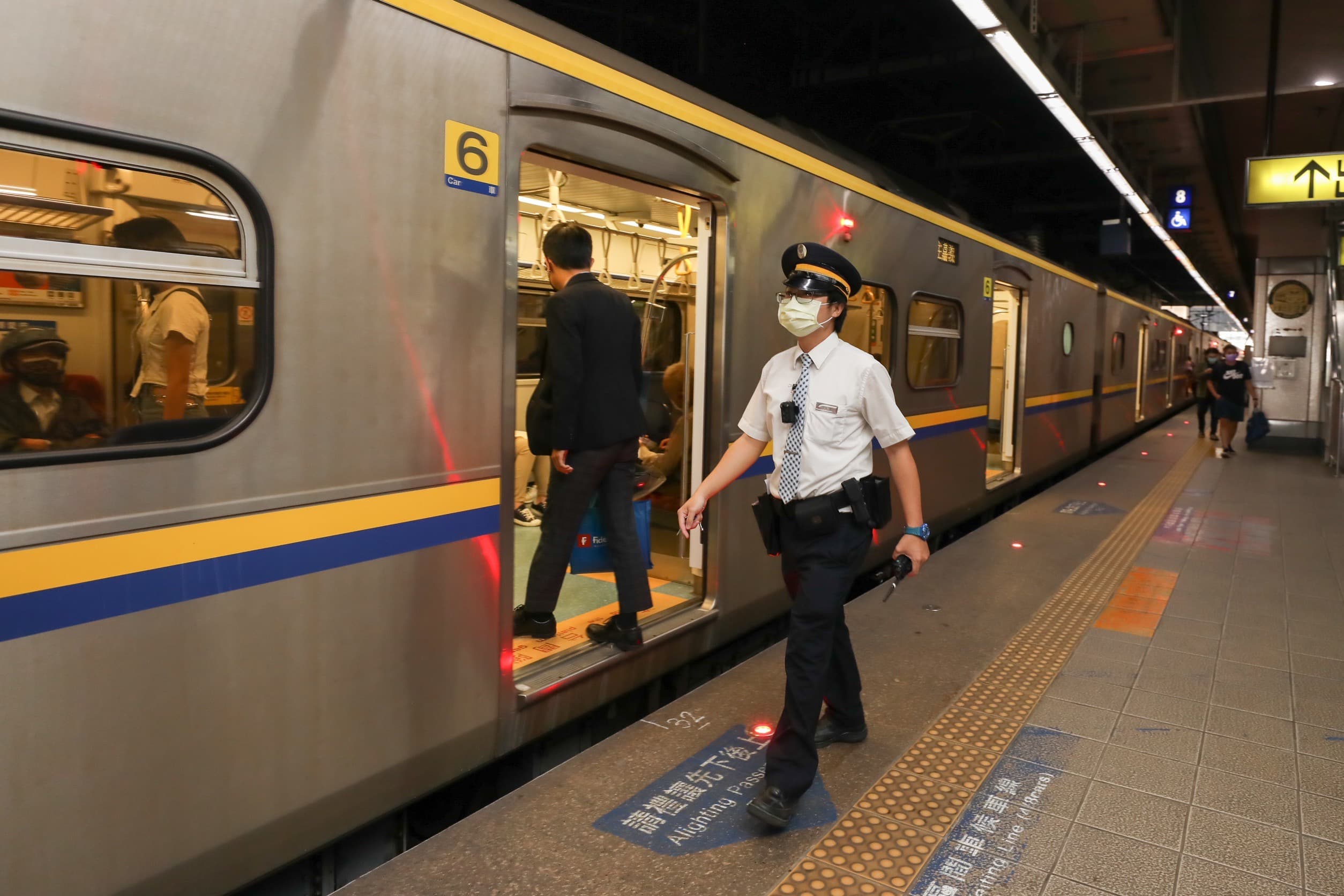 因應勞動節連假，台鐵僅能加班車、類火車疏運；圖為高雄新左營站情形。