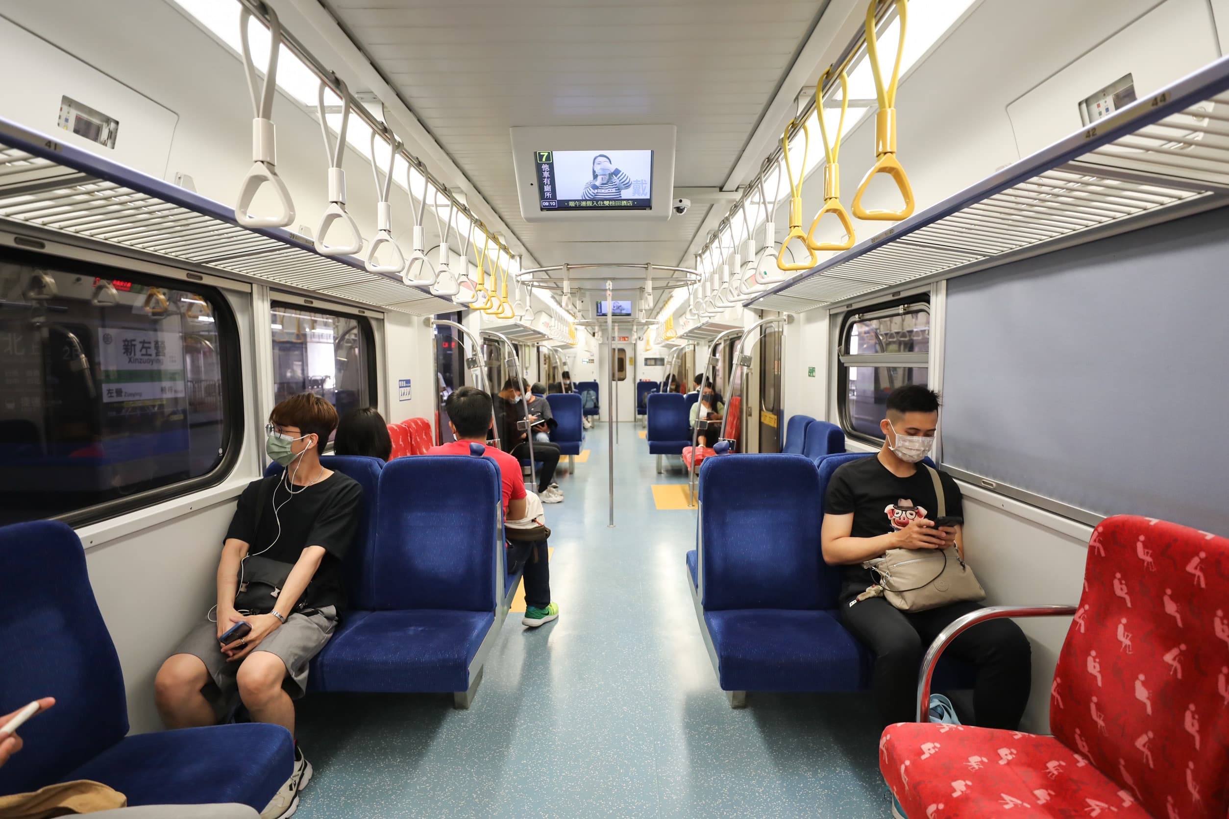 台鐵今日機動加開18列次區間車及區間快車；圖為高雄新左營站情形。