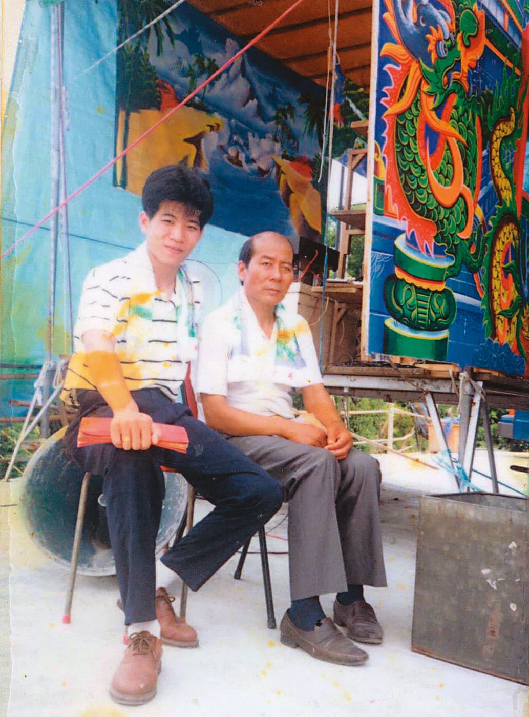 薛熒源（左）與父親薛忠信（右）第一次在表演現場合影，沒多久父親即過世。（薛熒源提供）
