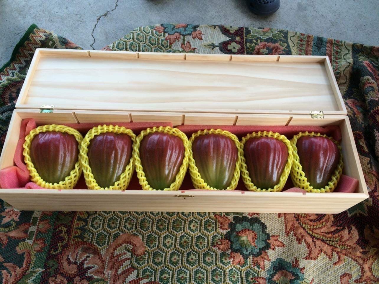 大果農莊的頂級巴掌蓮霧1顆要價2,000元,曾推出木盒設計包裝,送禮大器有面子。12,000元/盒。(讀者提供)