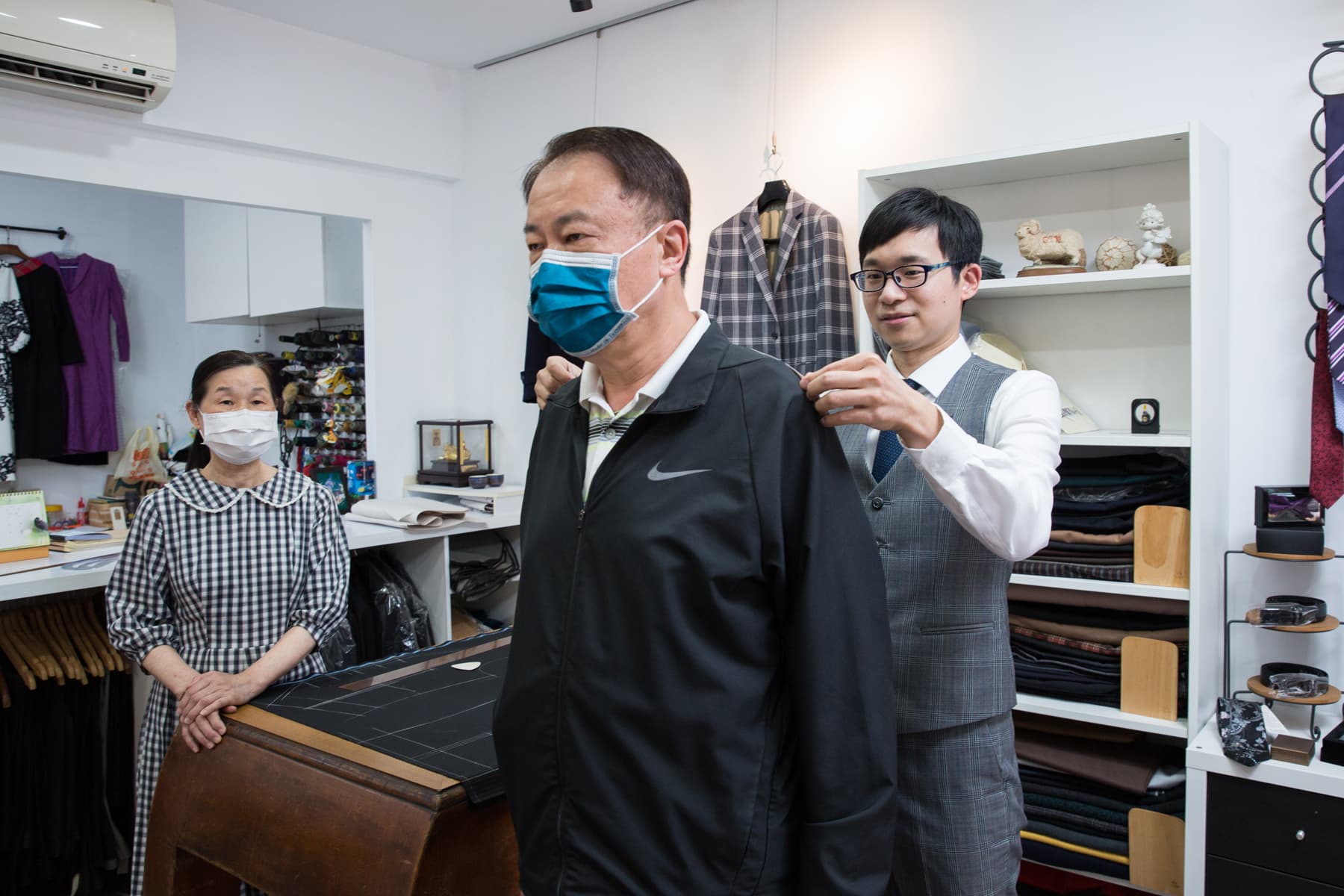 男裝社西服號許多老客人與陳月霞（左）都已成為朋友，呂紹白（右）接班後，依然相挺。