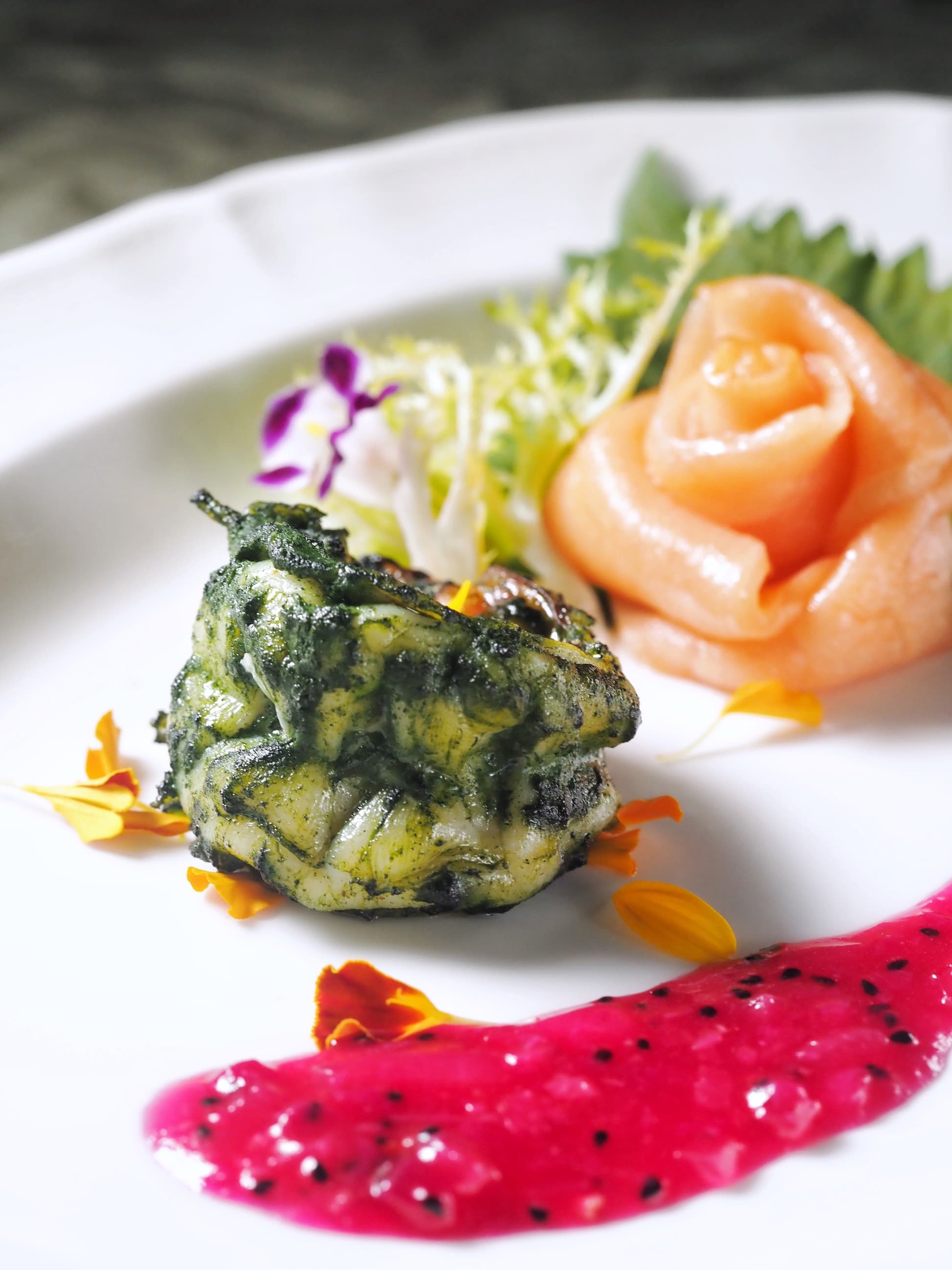 「煙燻鮭魚 翡翠蝦球 火龍果醬」用自家燻製的鮭魚搭配菠菜醬醃製蝦仁，火龍果醬提供清新感。（江南春夏至套餐菜色）