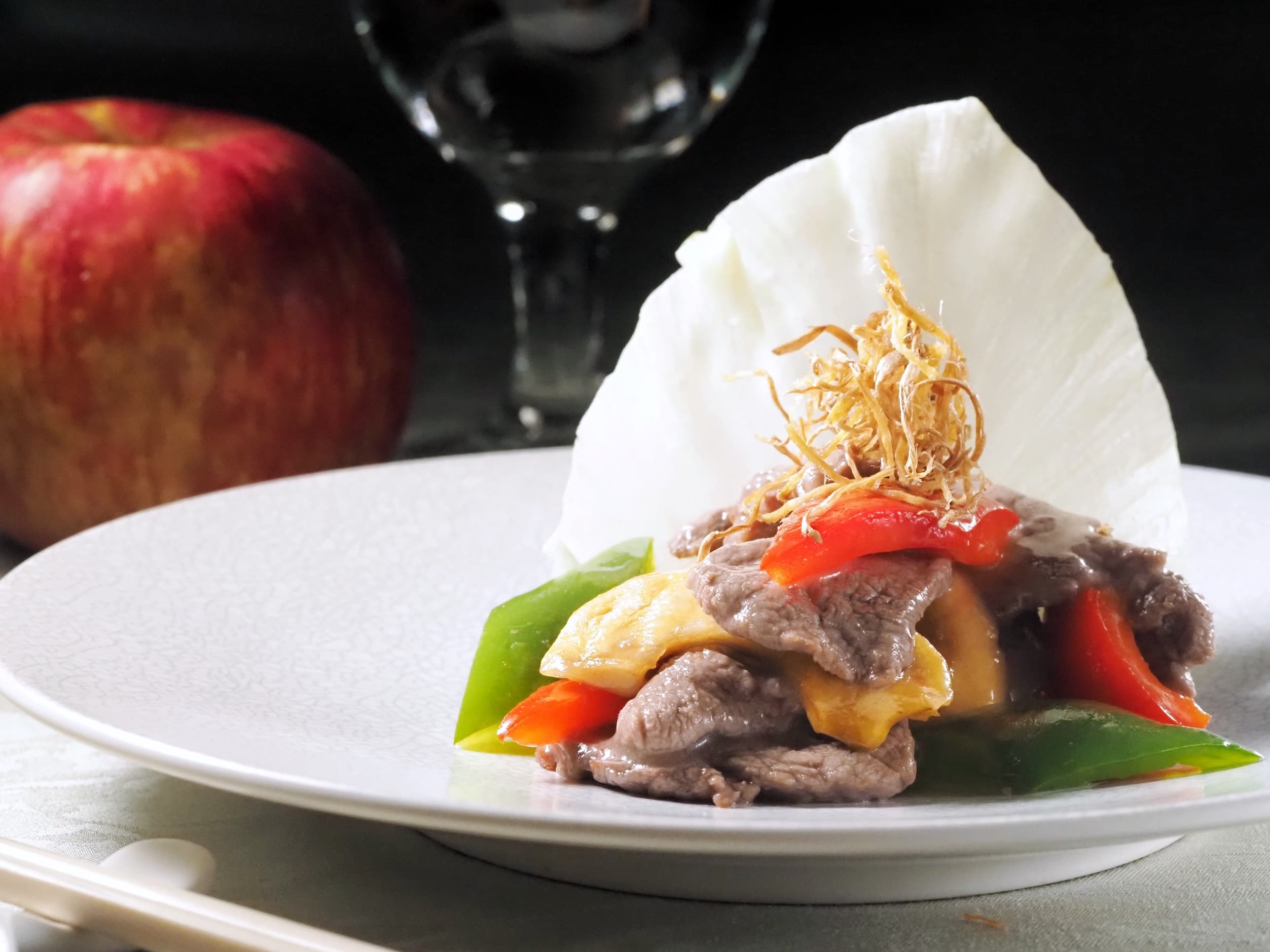 「蘋果炒牛肉」佐以酥炸後的薑絲，酸甜中多了一分解膩的清新感。（蓬萊邨夏至套餐菜色）
