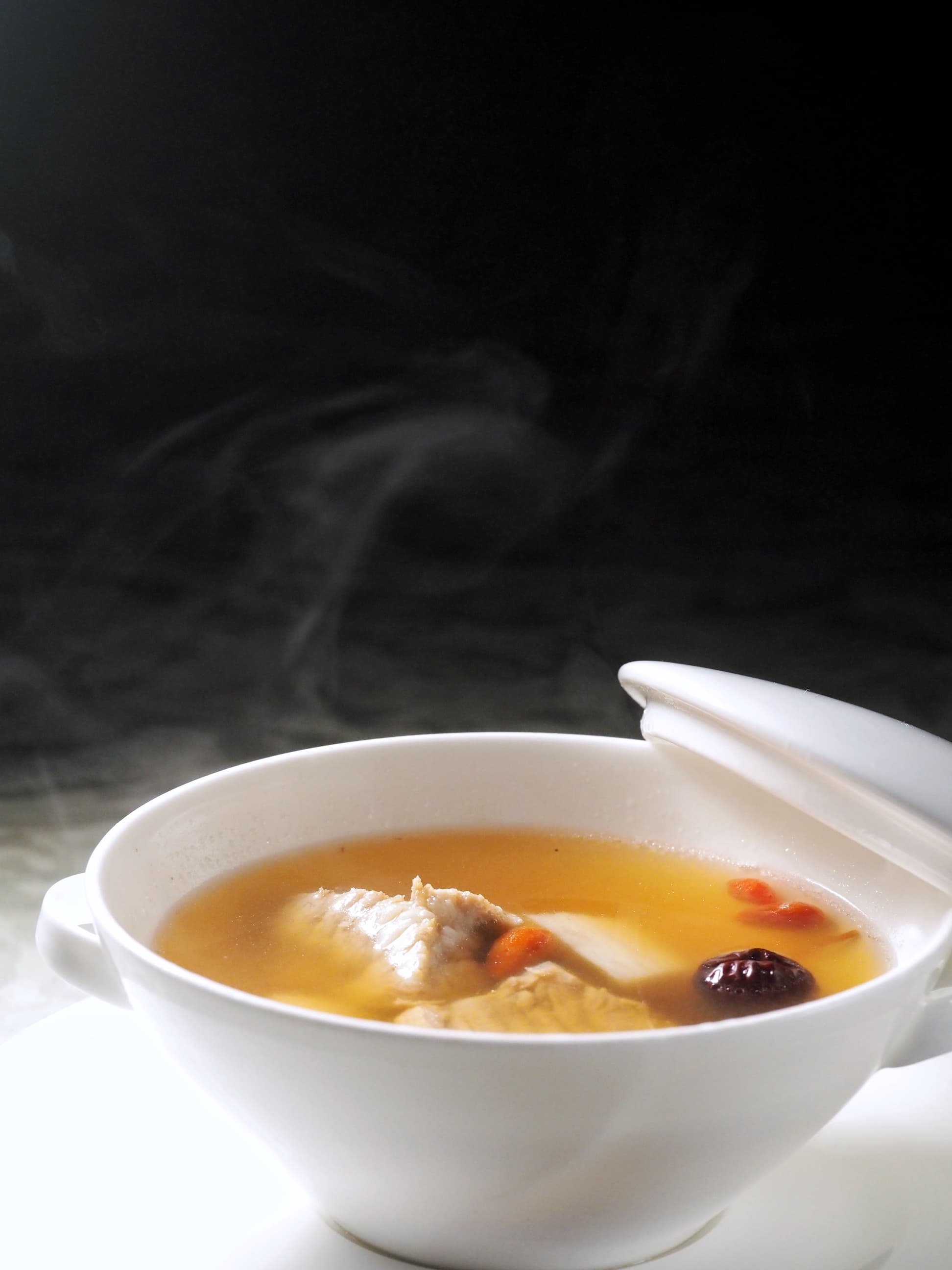 「山藥排骨湯」藥味溫潤不逼人，對脾胃非常友善。（珍珠坊夏至套餐菜色）