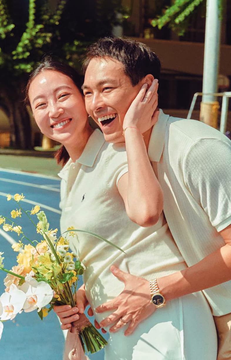 2年前楊祐寧與Melinda登記結婚後,在附近校園操場拍下另類結婚照,超級甜蜜。(翻攝自楊祐寧臉書)