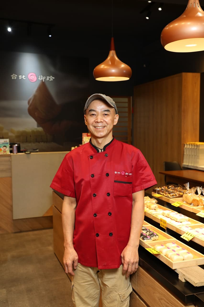 每年中秋節,楊守憲師傅堅持製作傳統老月餅,守護過節滋味。