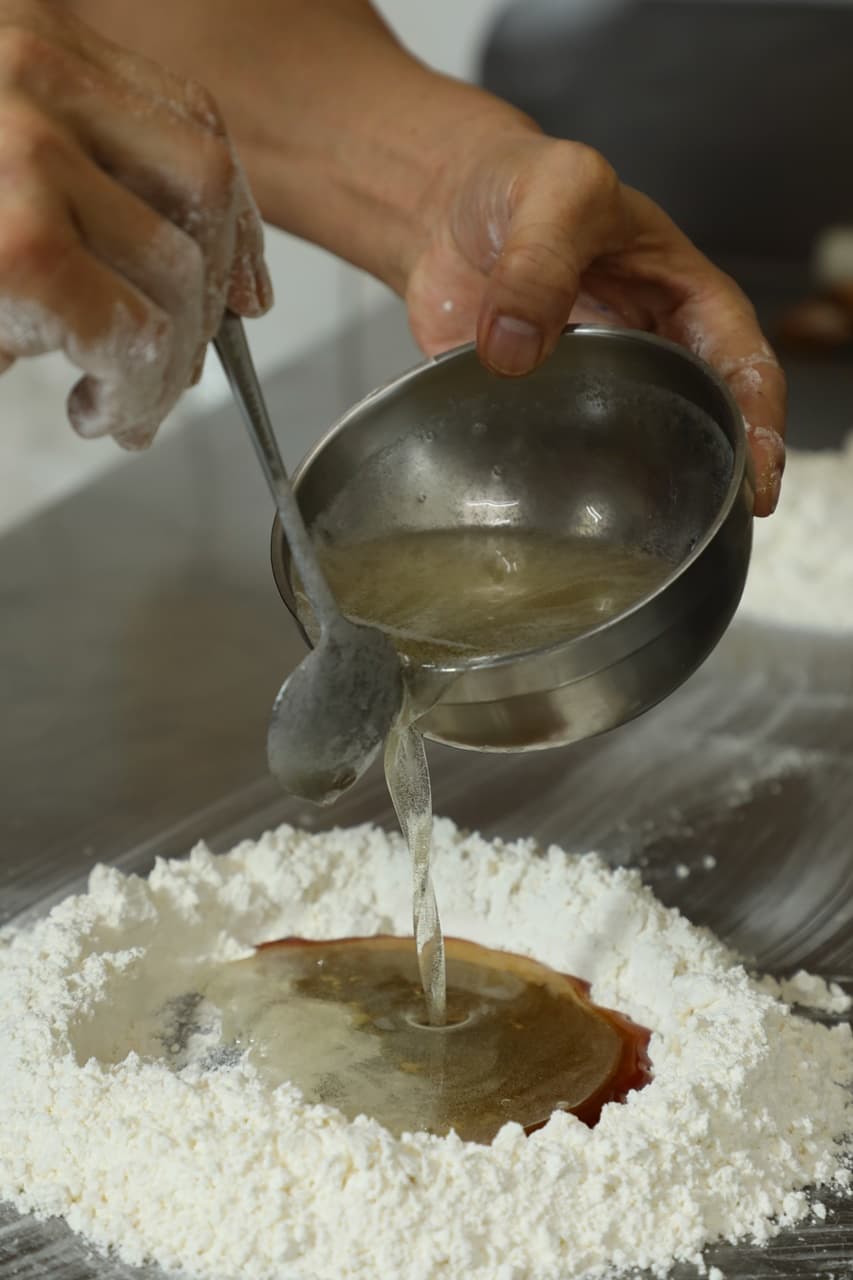 提漿月餅製作餅皮的關鍵在糖水濃稠度,過濃過稀皆會影響餅皮的軟硬度。