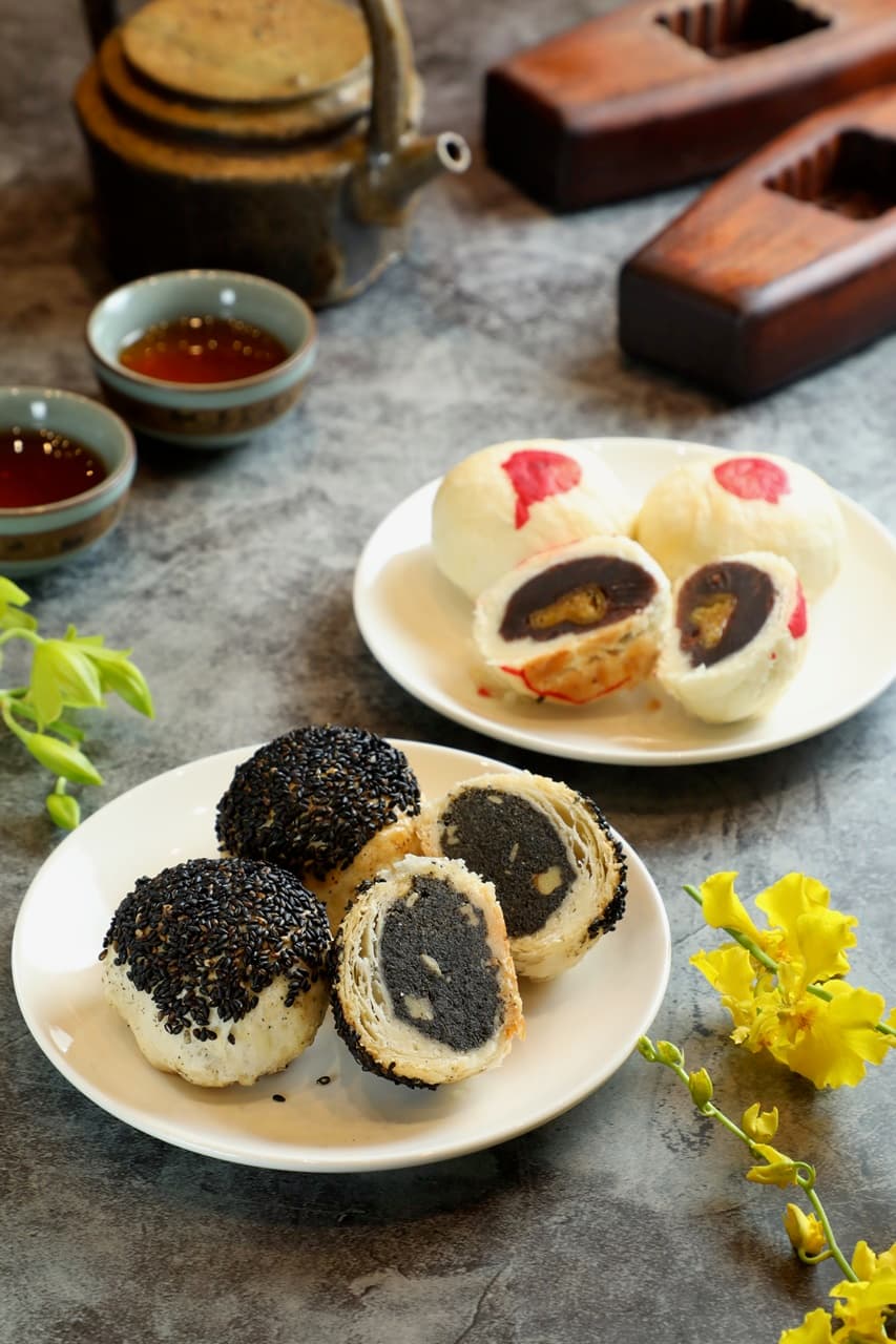 「蘇式月餅」的芝麻椒鹽口味(前)帶有花椒香;金桔豆沙(右後)加入宜蘭金桔,風味鹹酸甜。(皆65元/個)