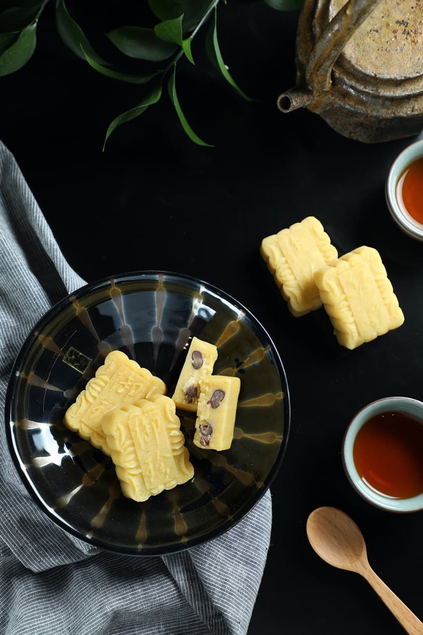 常賣品項「綠豆黃」(左,35元/個)經過蒸箱高溫殺菌,綿密濕潤,蜜紅豆款(右,45元/個)吃得到紅豆顆粒。