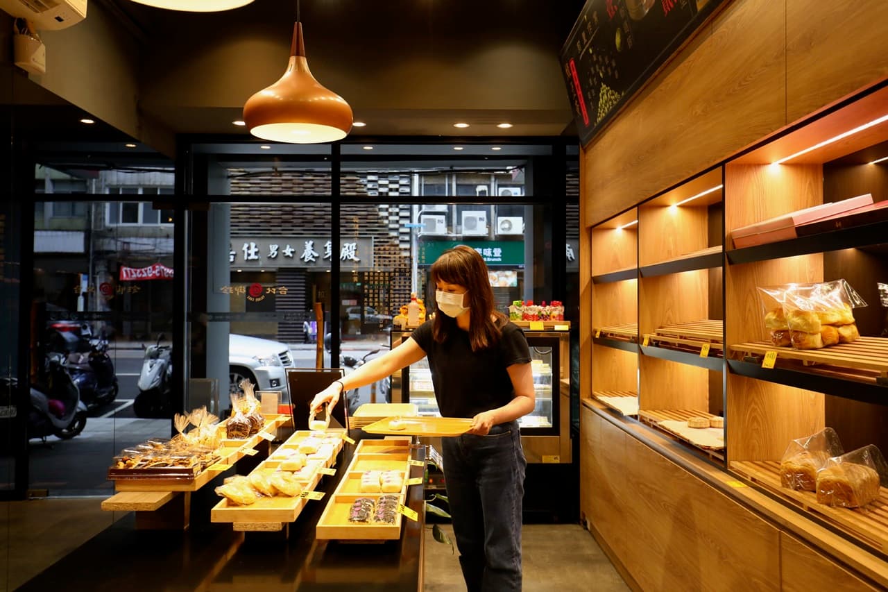 店裡平日販售方形蘇式點心、麵包和綠豆黃,下午還有隱藏版點心胡椒酥餅會熱騰騰出爐。