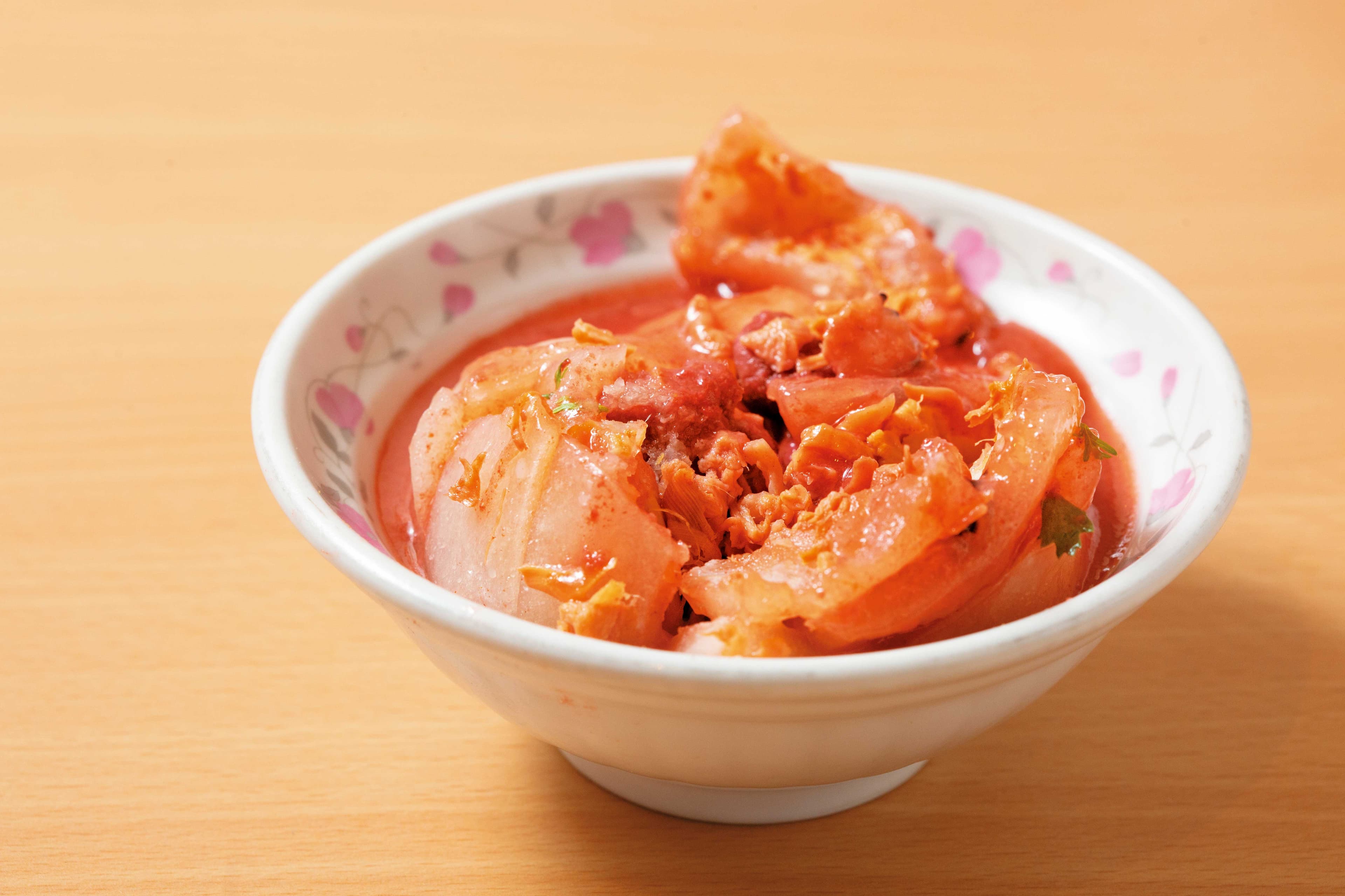 川業主打紅糟肉圓,包入後腿肉、鳳尾筍和香菇,皮Q內餡紮實,有淡淡甘甜。(45元/顆)