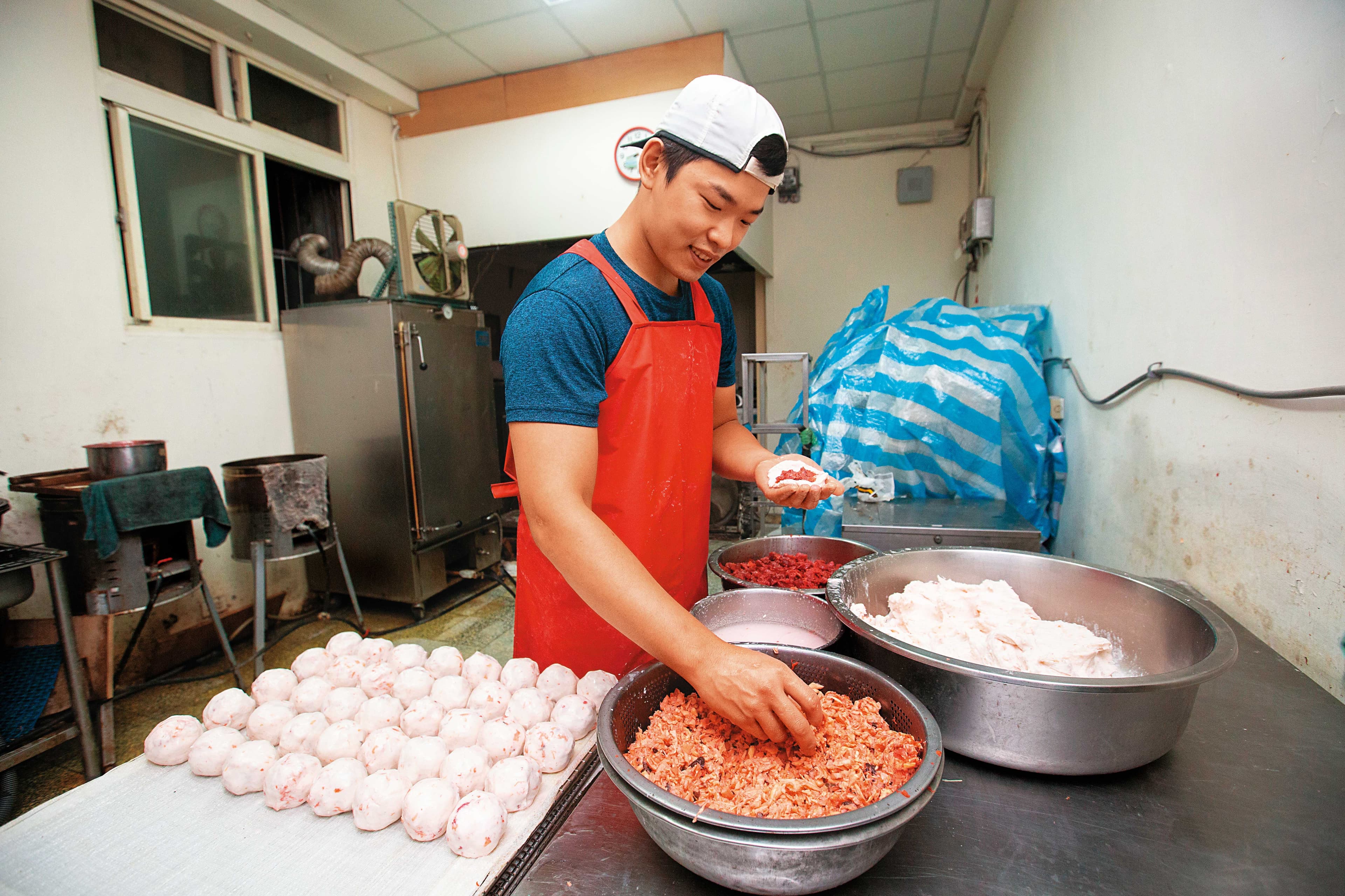 清晨6點陳勁宏就開包肉圓,手法彷彿包包子,因此肉圓特別渾圓紮實。