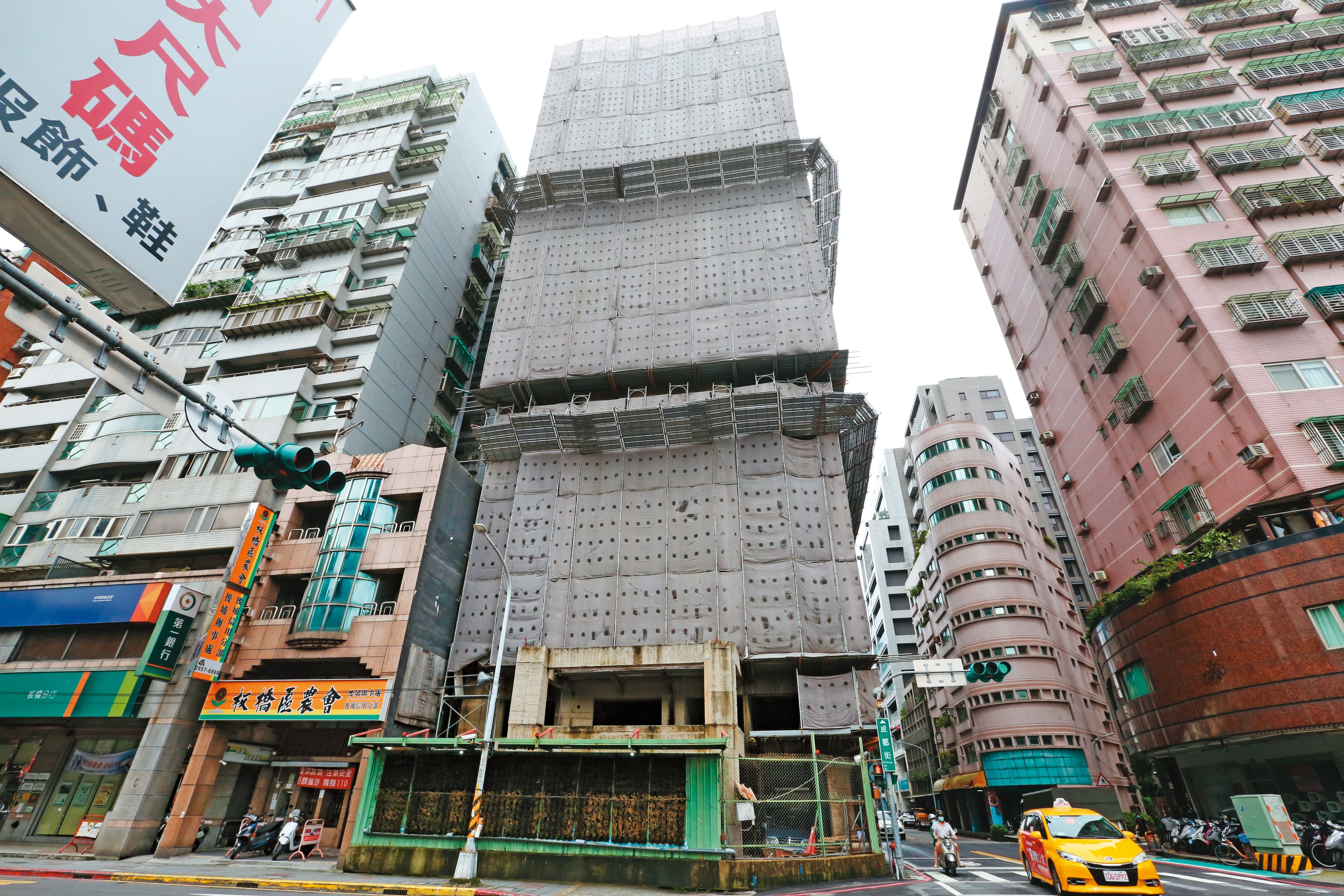 本刊曾報導位於板橋的「府中詠美」案,建商也倒閉跑路,但幸運的是找到接手者續建。