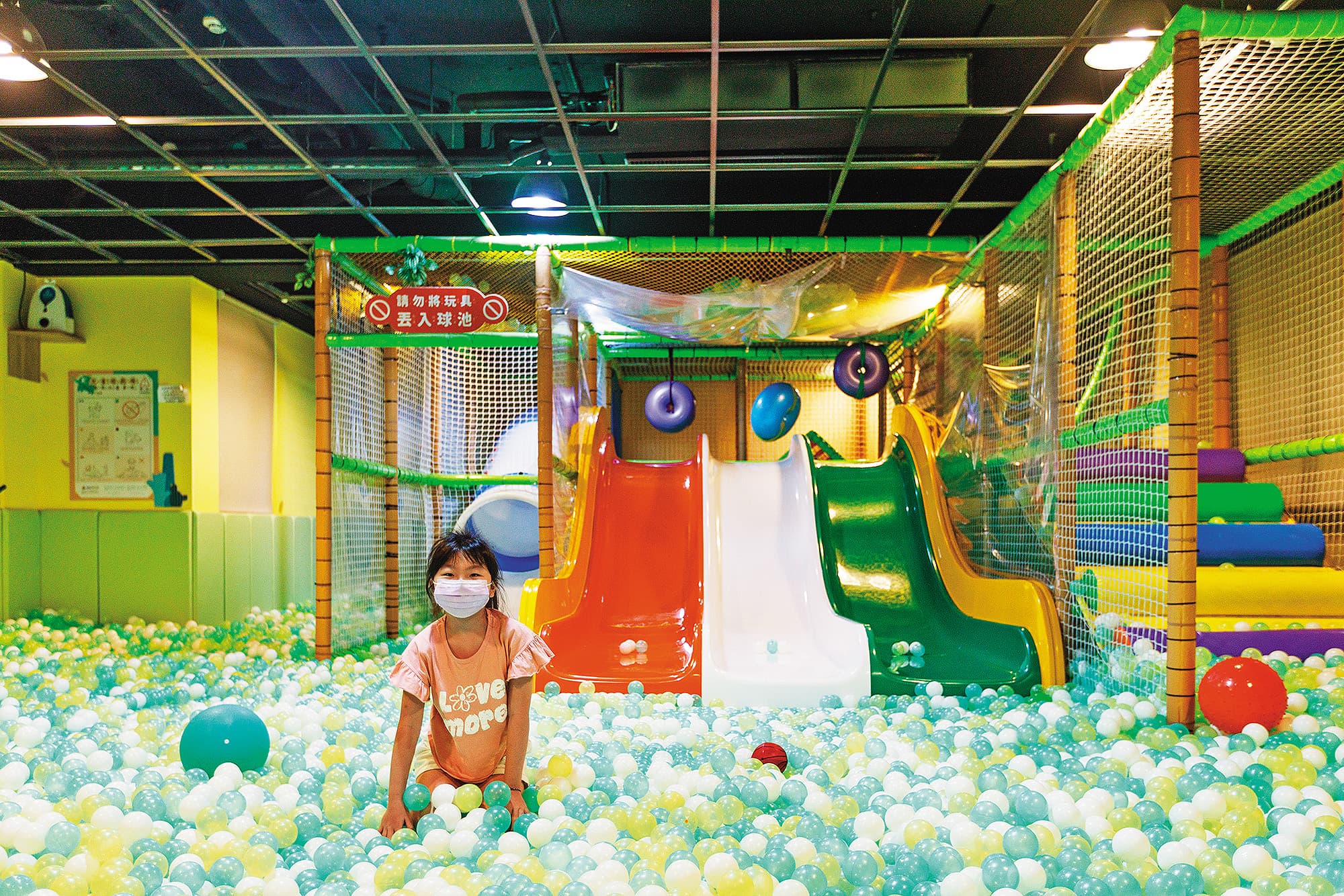 旅店2樓的親子遊樂區,很適合爸媽帶小朋友來放電。
