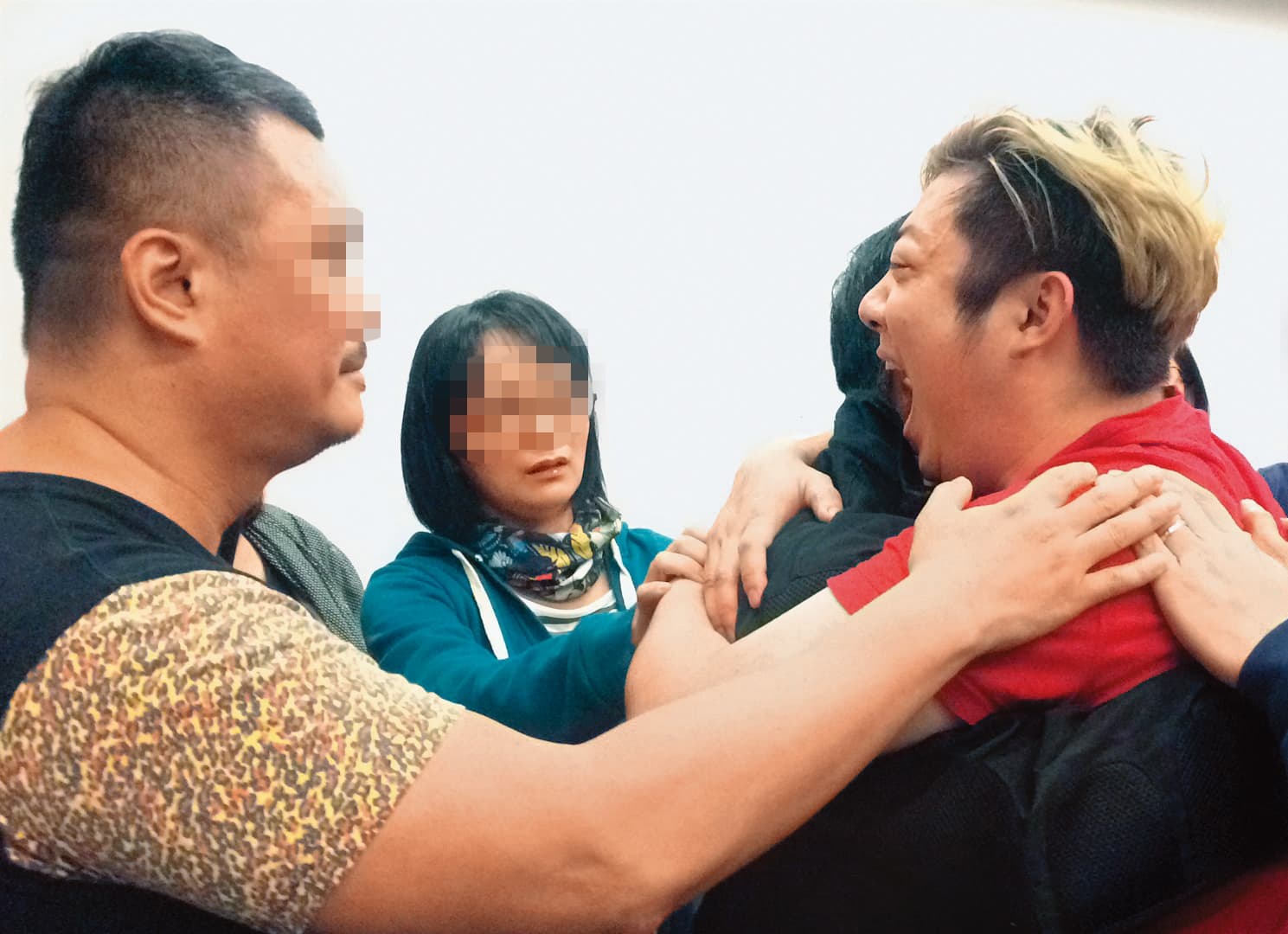 2016年,艾成(右)再度精神有異,當時要多位教友拉住才能阻止他傷害自己。(翻攝自哈利路亞家教會臉書)