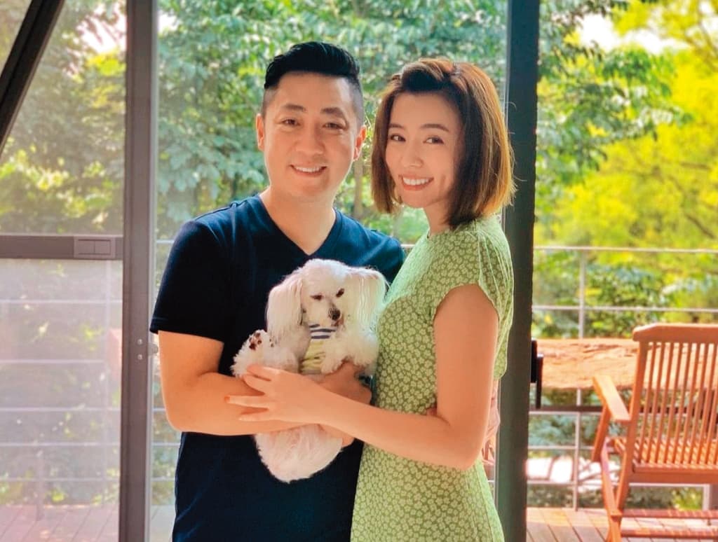 王瞳(右)與艾成去年帶愛犬哈魯到中部度假,慶祝交往10週年。(翻攝自艾成IG)