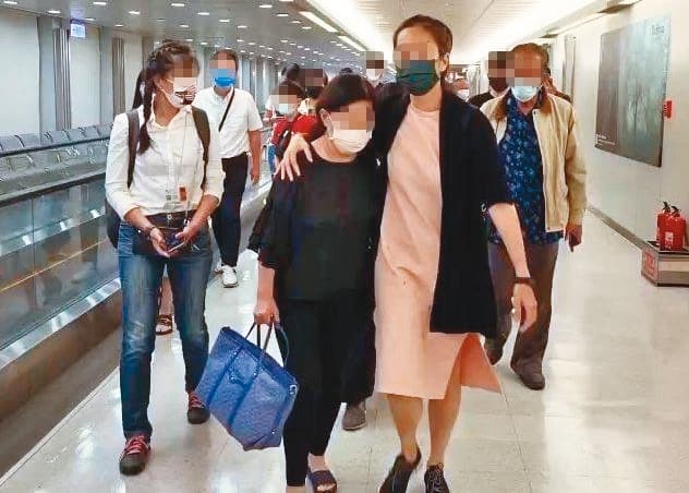 艾成墜樓身亡後隔日,家人立刻火速從馬來西亞古晉飛來台灣,母親(前黑衣者)傷心欲絕。(民視提供)
