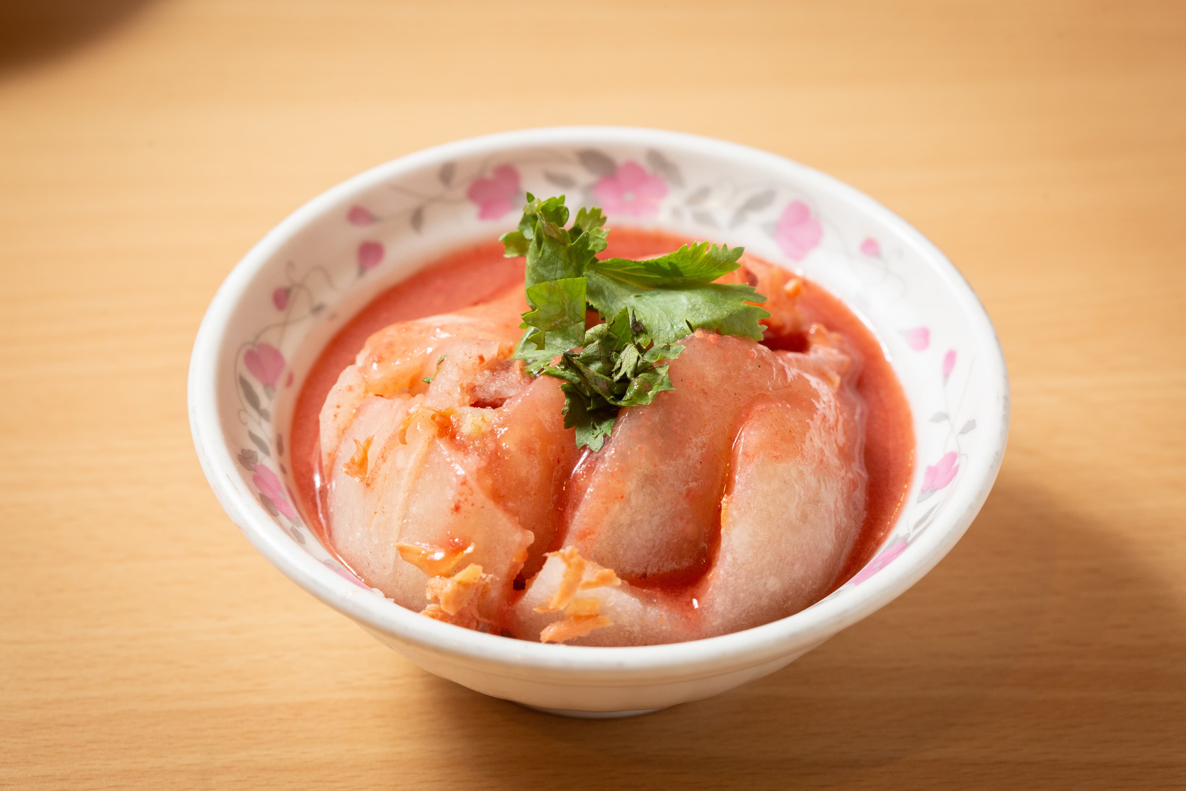 川業主打紅糟肉圓，包入後腿肉、鳳尾筍和香菇，皮Q內餡紮實，有淡淡甘甜。（45元／顆）