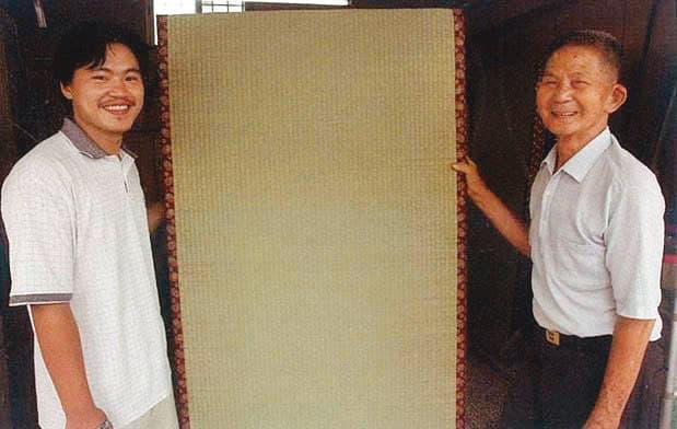 李宗勳(左)2008年回到泉興,跟著爺爺李金水(右)學習製作榻榻米手藝。(泉興榻榻米提供)
